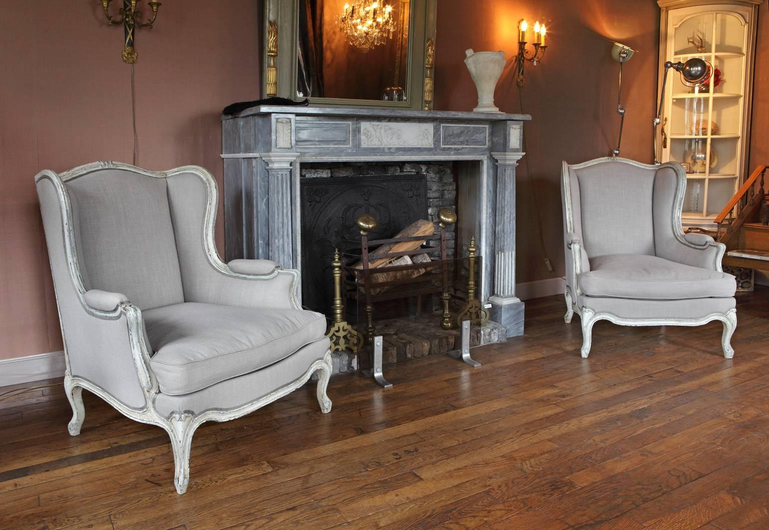 A pair of large 19th century French white painted and linen (re)upholstered bergères in excellent restored condition.

 