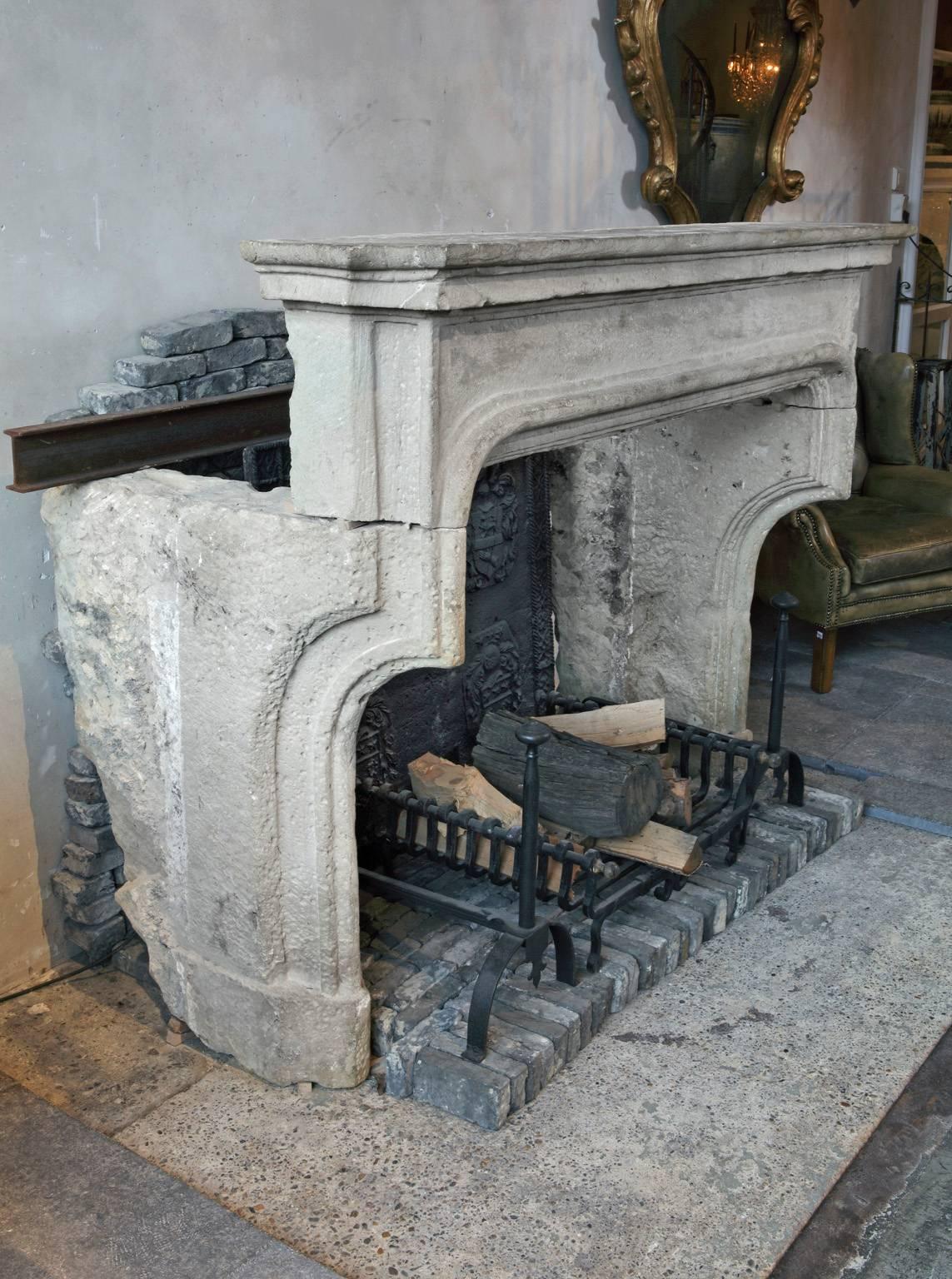 French Late Gothic / Early Louis XIII Limestone Fireplace or Mantel, circa 1600 In Good Condition In Baambrugge, NL