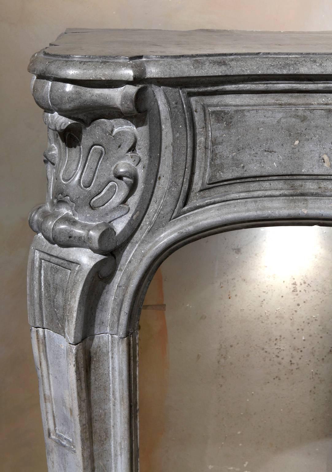 Französischer Barock-Kamin- oder Kaminsims aus Kalkstein, 18. Jahrhundert, selten im Angebot 4