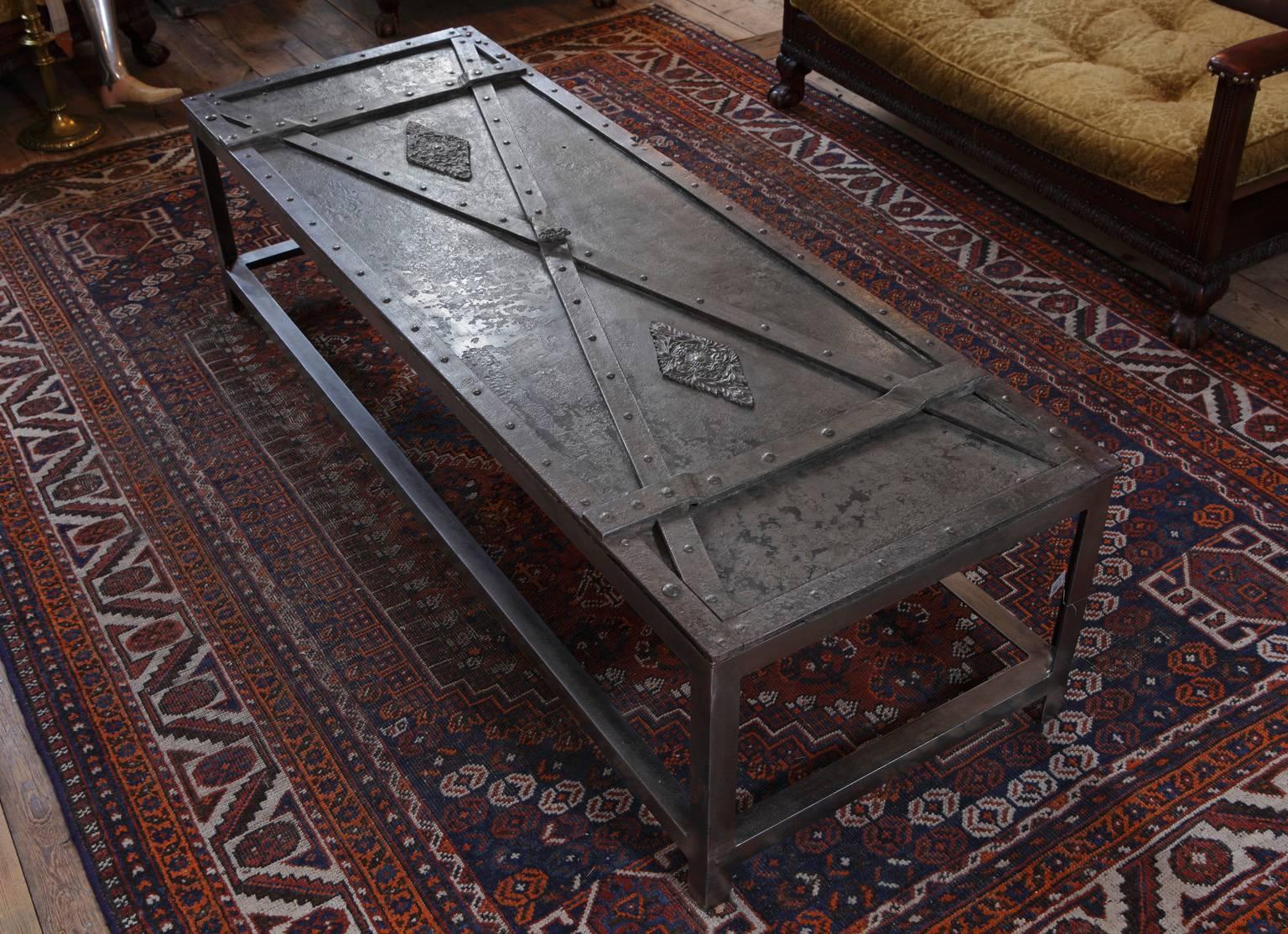Coffee or Center Table Made of a 17th Century Italian Iron Door In Good Condition In Baambrugge, NL
