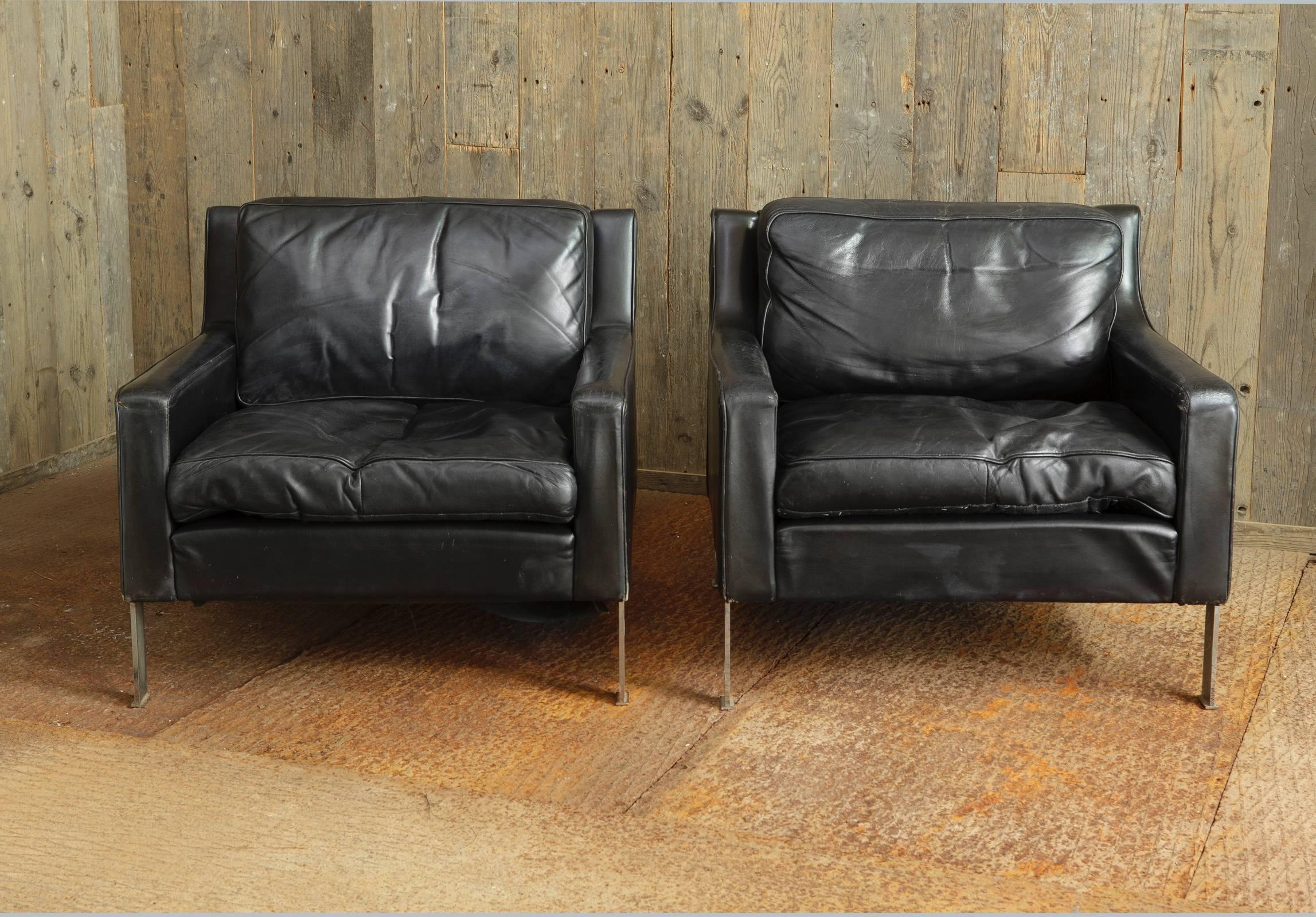 Pair of 1970s European black leather club chairs or fauteuils. Provenance: Private 1970s mansion on Mallorca.