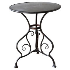 Table de bistrot d'époque française d'Arras, en fer forgé, avec des pieds en fer à cheval