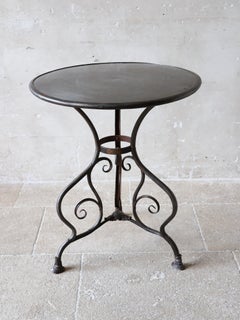 Table de bistrot d'époque française d'Arras, en fer forgé, avec des pieds en fer à cheval