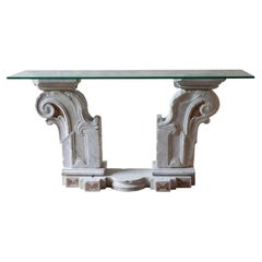 Console ancienne en marbre, composée d'éléments baroques et dotée d'un plateau en verre