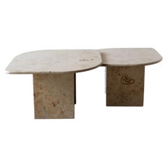 Juego de dos mesitas de centro de travertino natural del siglo XX