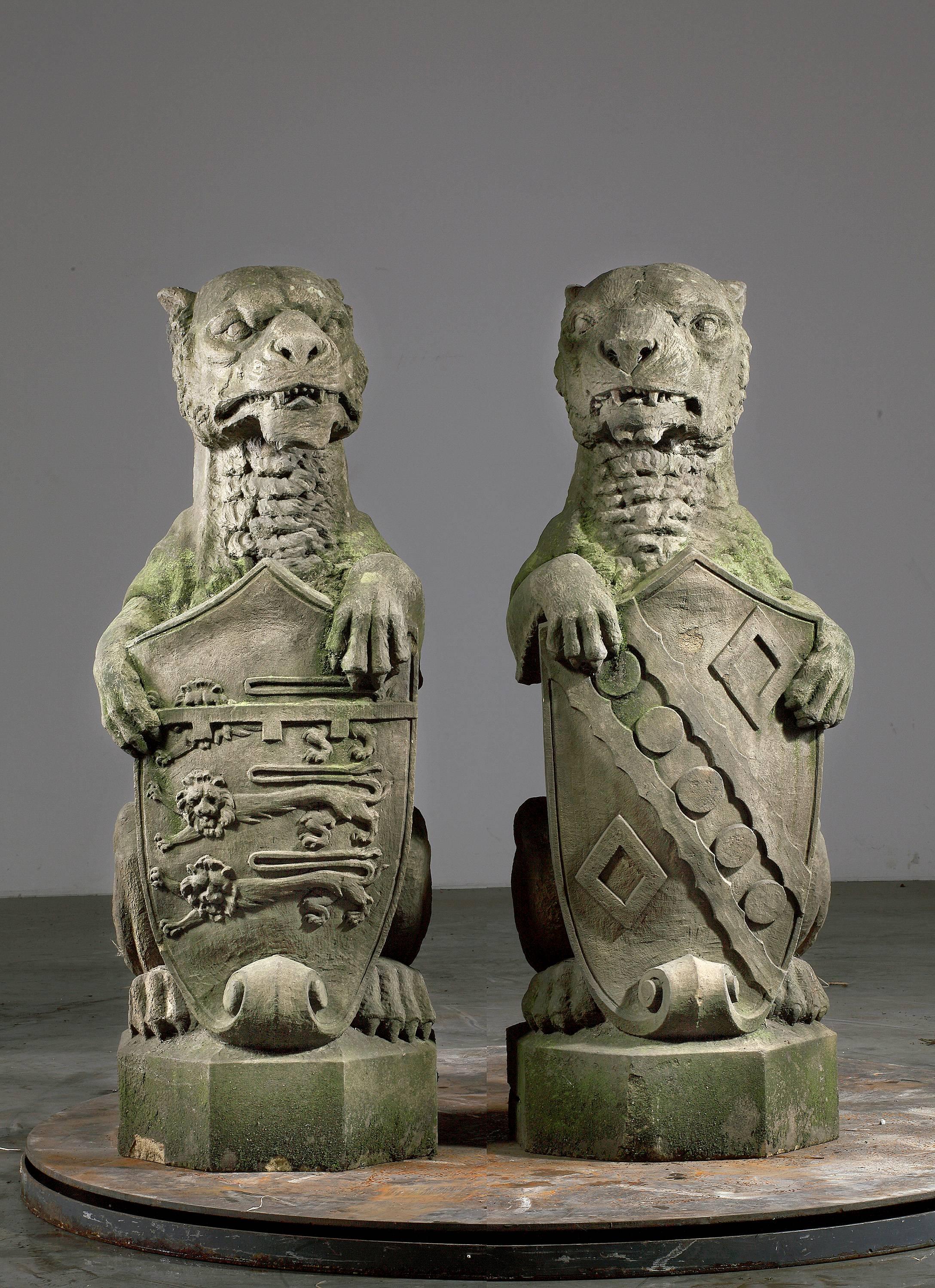 The beast are portrayed sejant each with the forepaws supporting a shield. They are sitting on octagonal bases.

The armorials might have been painted at some point, but no traces remain. However in the appropriate colors the three lions passant