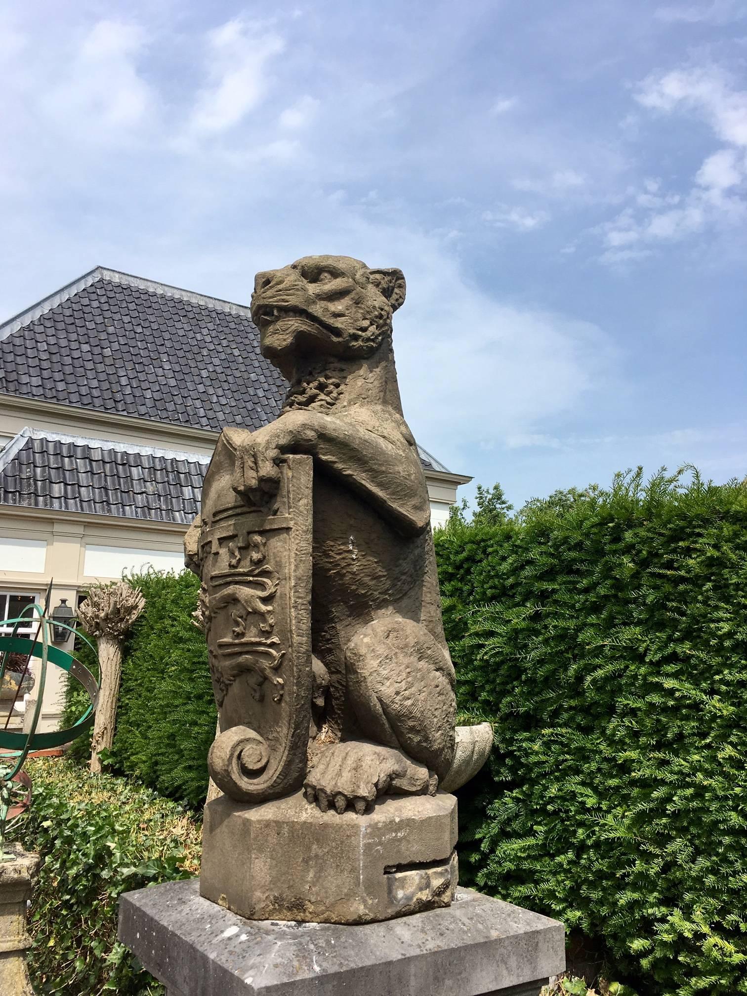 19th Century English Finials Carved as Heraldic Lions In Good Condition For Sale In Baambrugge, NL