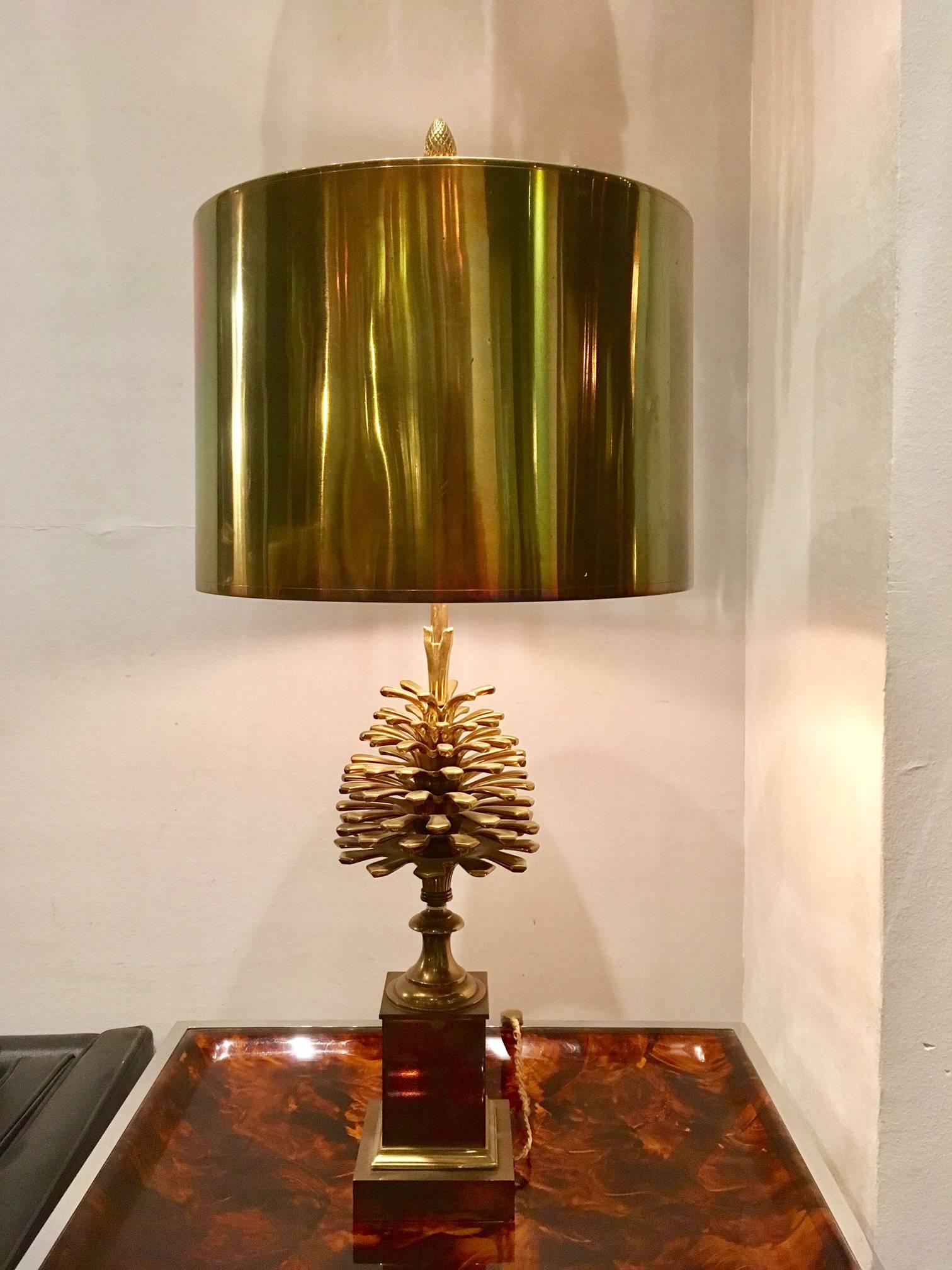 Maison Charles brass pine cone table lamp.
Measure: Height 78 cm, diameter 35 cm.