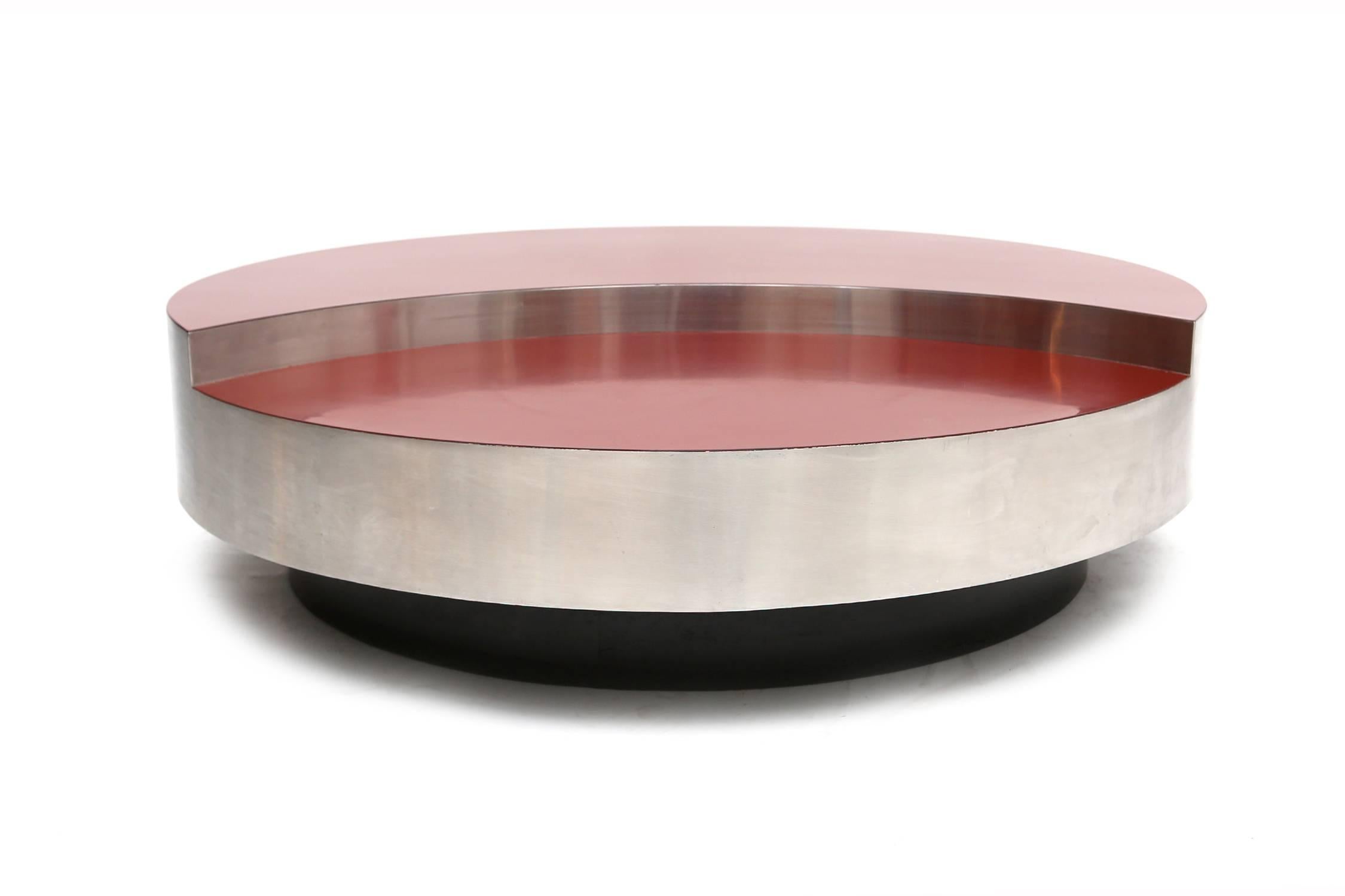 Willy Rizzo revolving coffee table.
Red formica top brushed metal,
France, 1970s.
As seen on the Graham Norton show.
Measures: Ø 118 cm, H 32 cm.