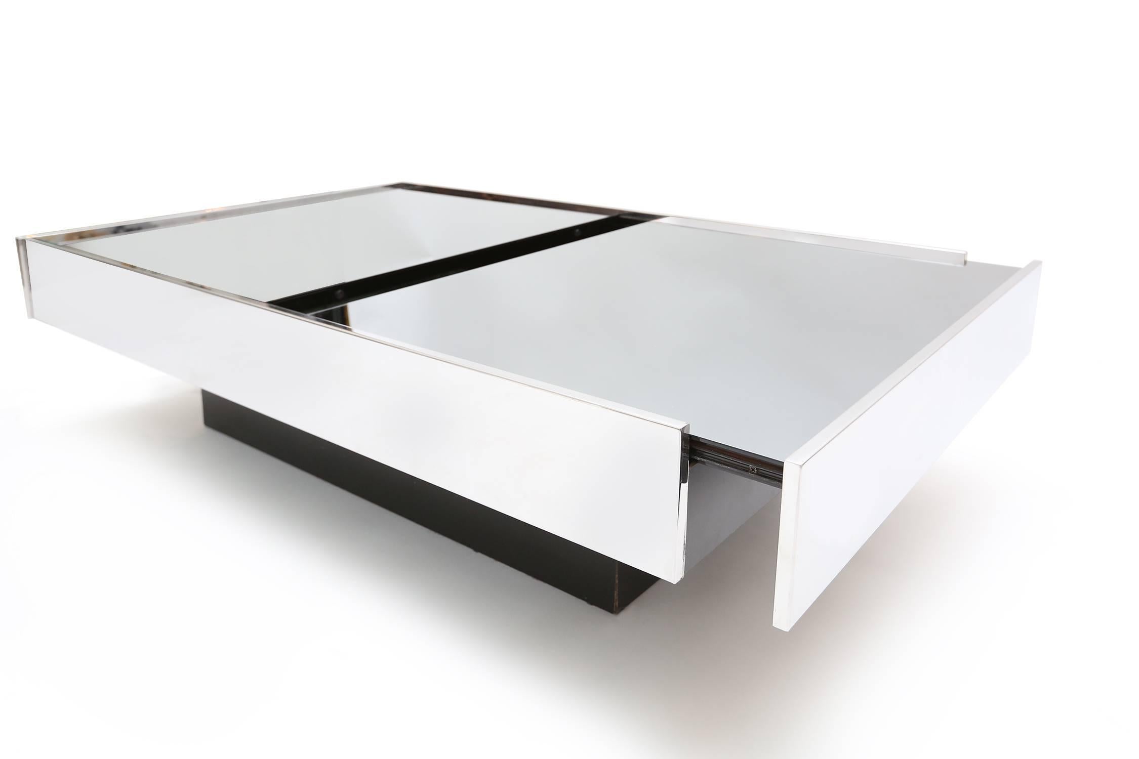 Willy Rizzo for Cidue.
Italy 1970s.
Chromed metal silver mirrored glass.
Extended:
194cm x 80cm x 39cm.