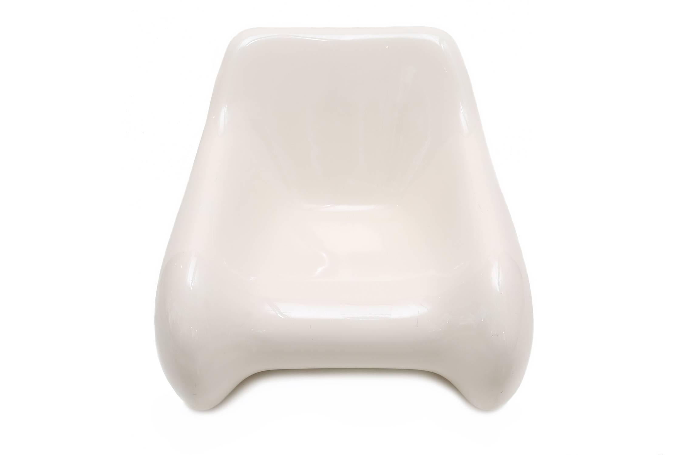 Targa lounge chair designed by Klaus Uredat and manufactured by Horn Collection GmbH, Germany in 1971. It is made from white moulded polyurethane.