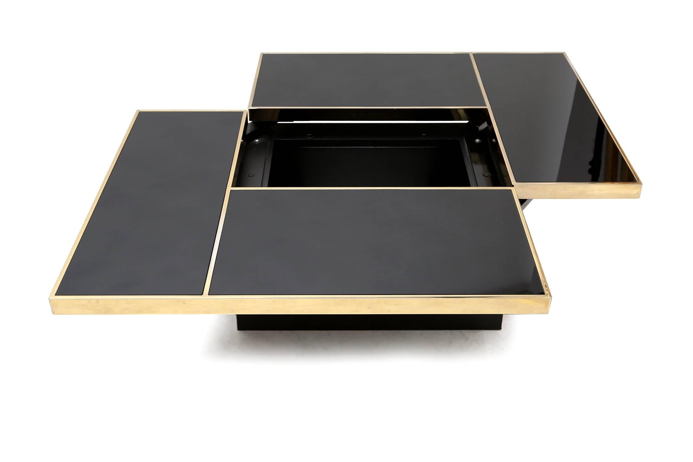 Stunning coffee table which hides a dry bar.
Black glass brass black base.
A real high end piece.
Willy Rizzo, France, 1970s.