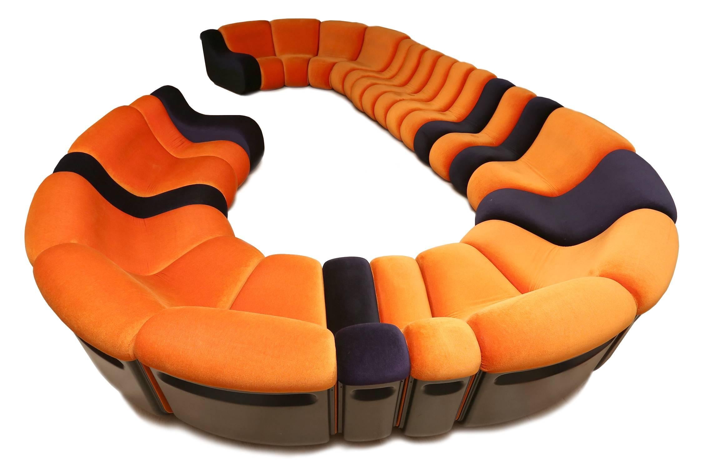 Extremely rare and important sofa
model Vario Pillo by Burkhard Vogtherr for Rosenthal.
Orange and black velours 28 elements various table settees
in an extremely good condition.

Free shipping for Europe and USA.