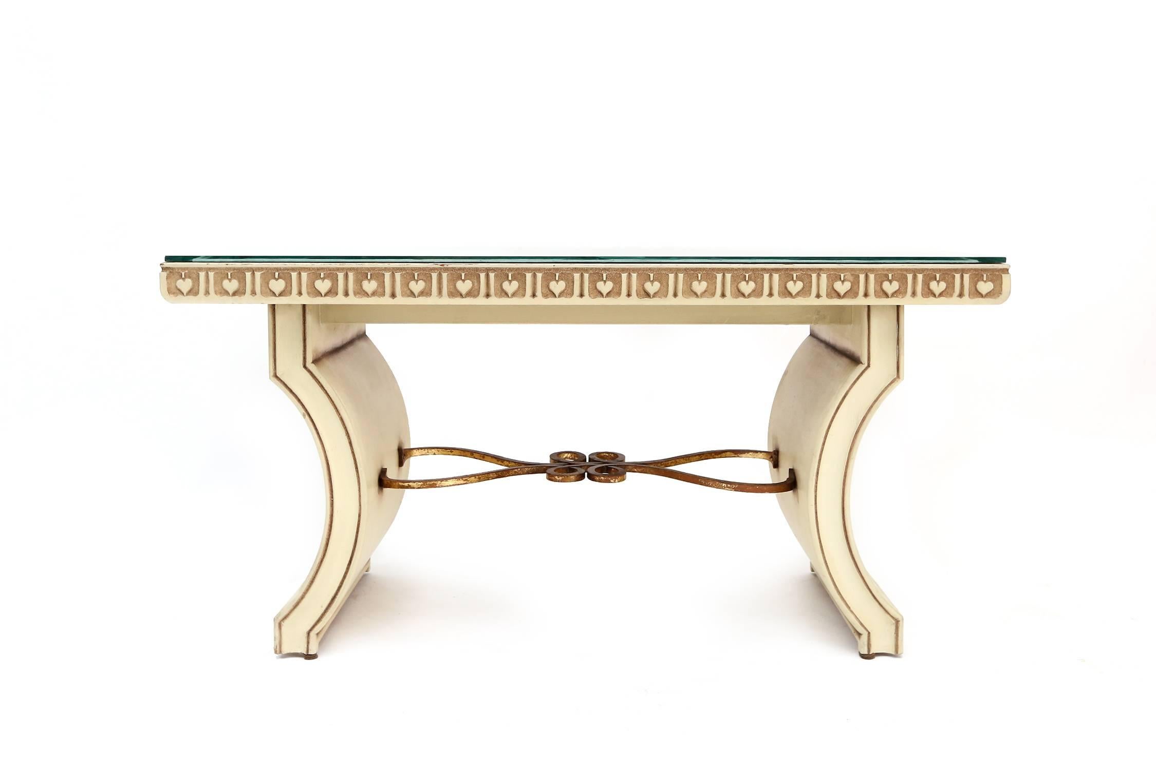 Ivory lacquered coffee table, Art Deco.
Gilded wrought iron,
France, circa 1930.
Measures: L 120 cm, H 59 cm, D 52 cm.