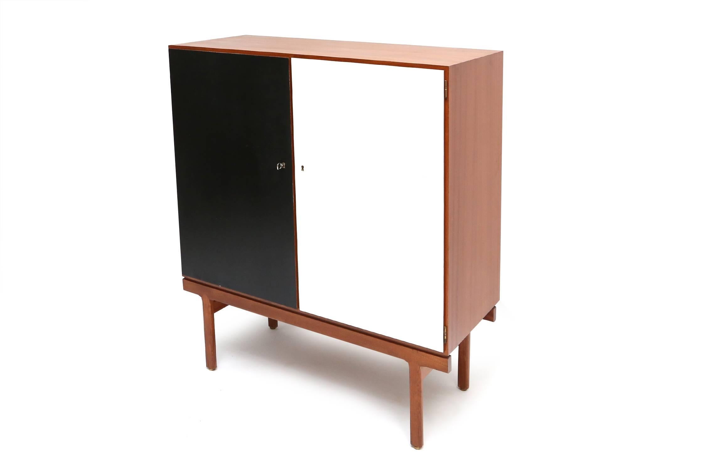Black and white cabinet teak
by Van Den Berghe Pauvers Gent, Belgium, circa 1950s.
Drawers and shelves inside for multiple storage solutions.
Brass adjustable feet.
Measure: H 122 cm, W 106 cm, D 45 cm.