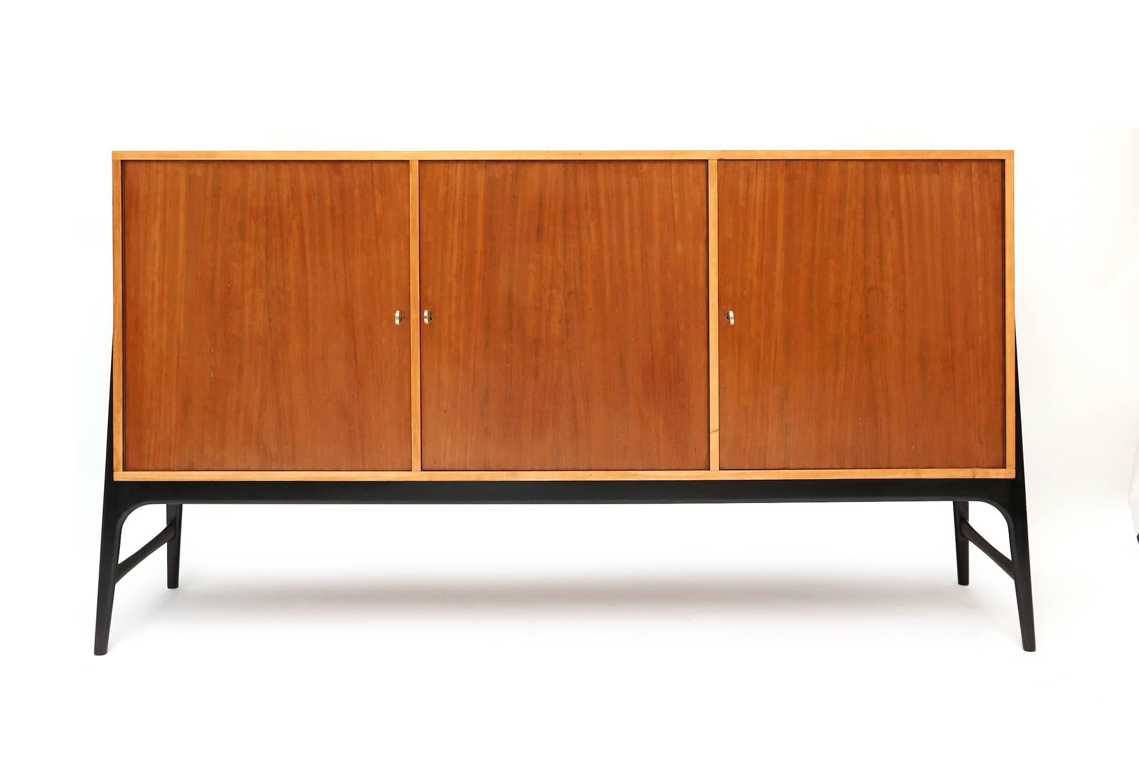 Great 1950s credenza by Alfred Hendrickx, Belgium.
Teak veneer black lacquer.
Organically shaped legs.
Brass keys are all there.
Measures: L: 180 cm, H: 100 cm, D 45 cm.
                       