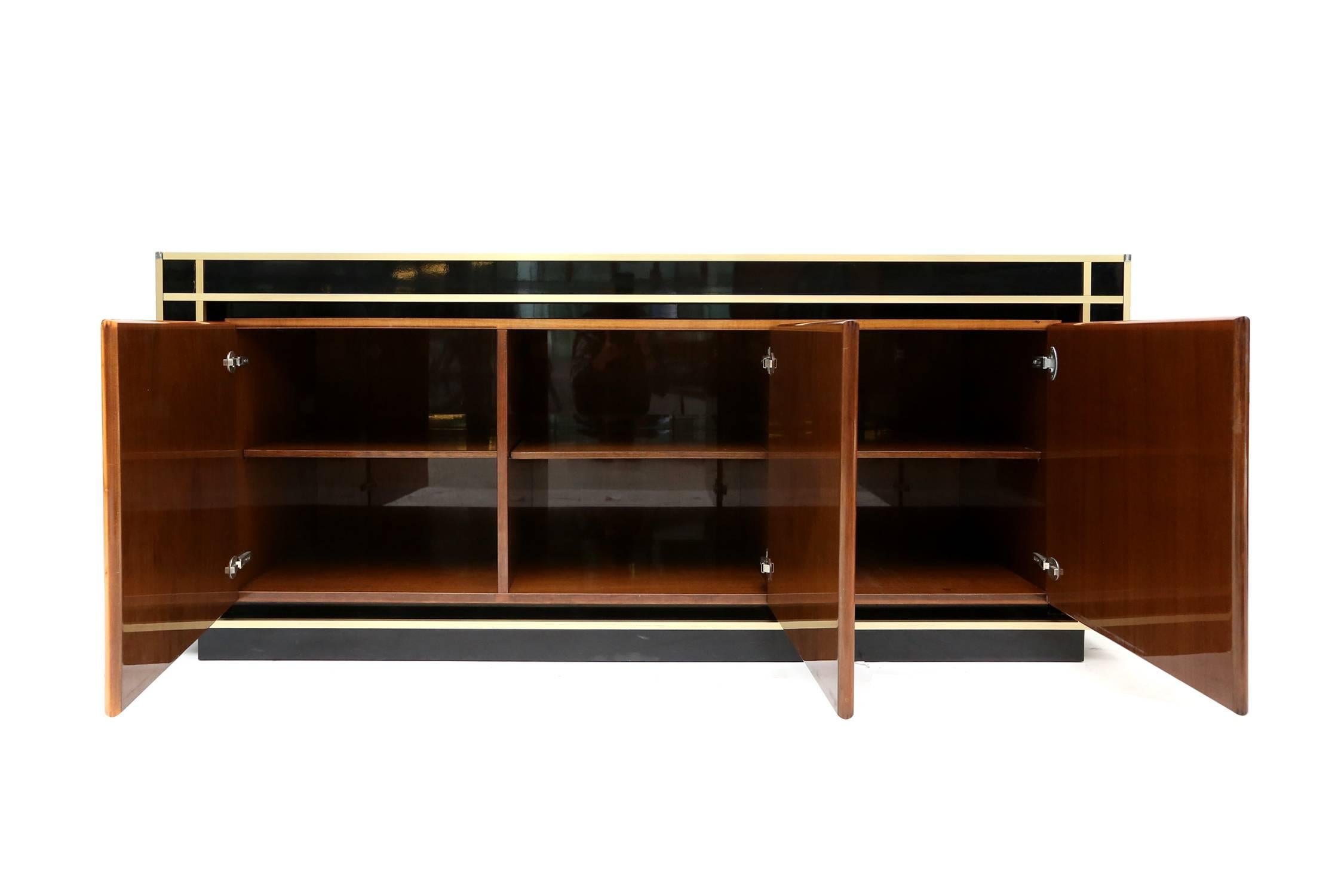 Burl and black lacquer credenza by
Willy Rizzo for Mario Sabot.
Bronze mirrored glass top brass outlining.
Measures: H: 73 cm, L: 186 cm, D: 52 cm.
                            