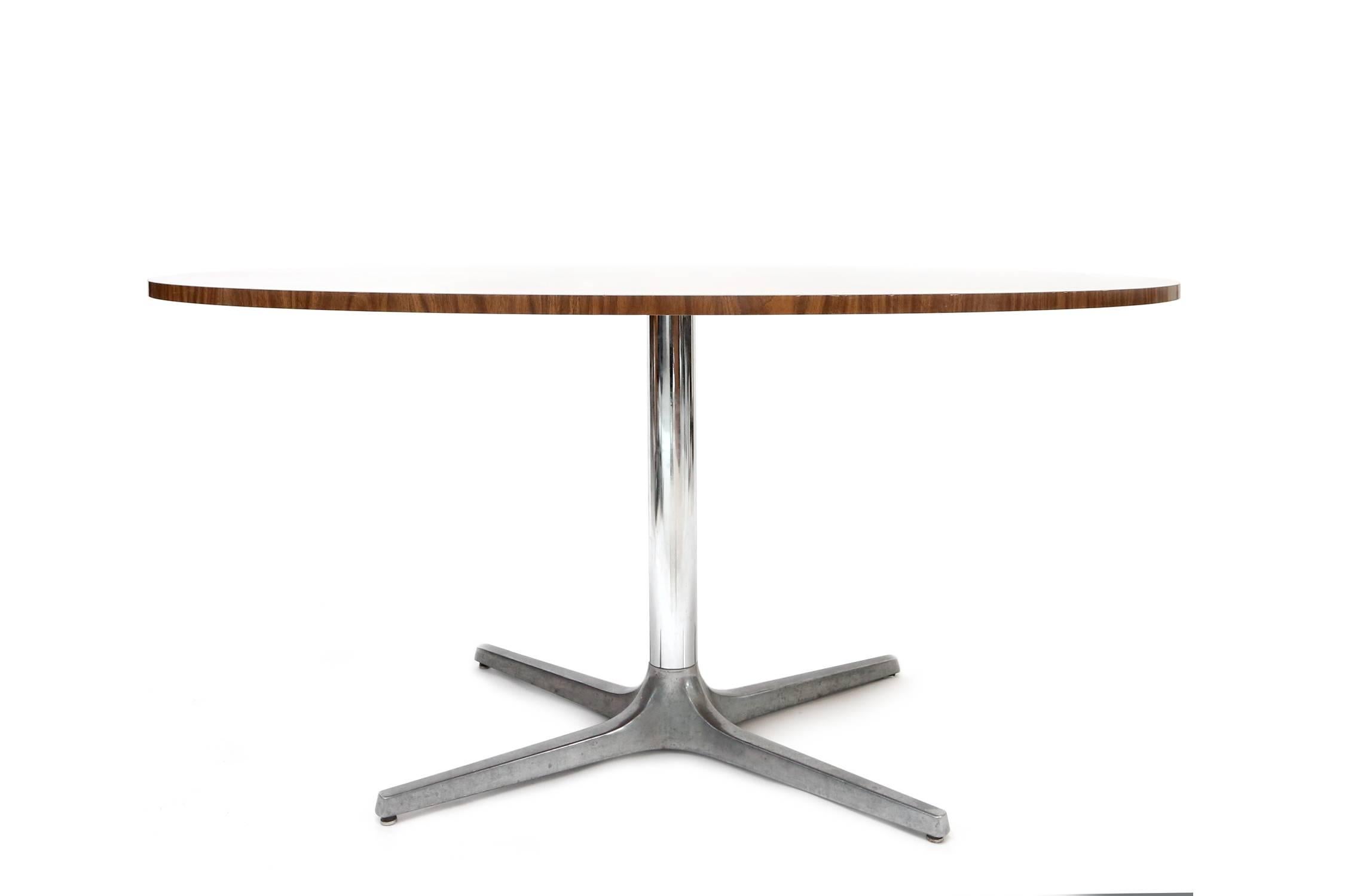Star trek chromcraft dining table.
Aluminum base laminate rosewood top.
Vladimir Kagan style.
Sculpta series, USA, circa 1960s.
Measure: L 140 cm, W 90 cm, H 74 cm.
   