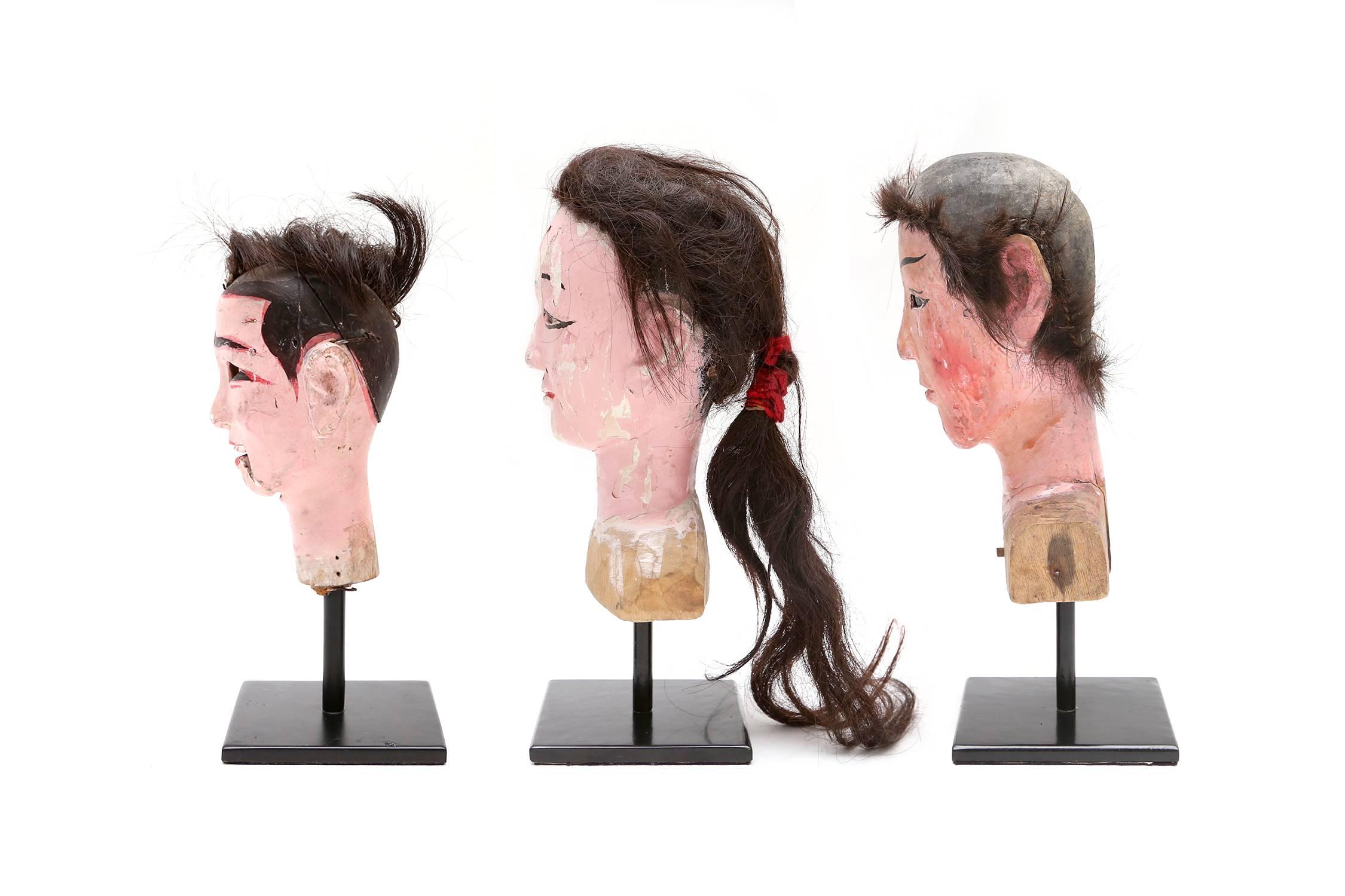 Antique wooden heads with real hair Victorian style
mounted on black metal base
Oriental curiosa, 19th century.
H 28 cm, D 10 cm, W 10 cm.