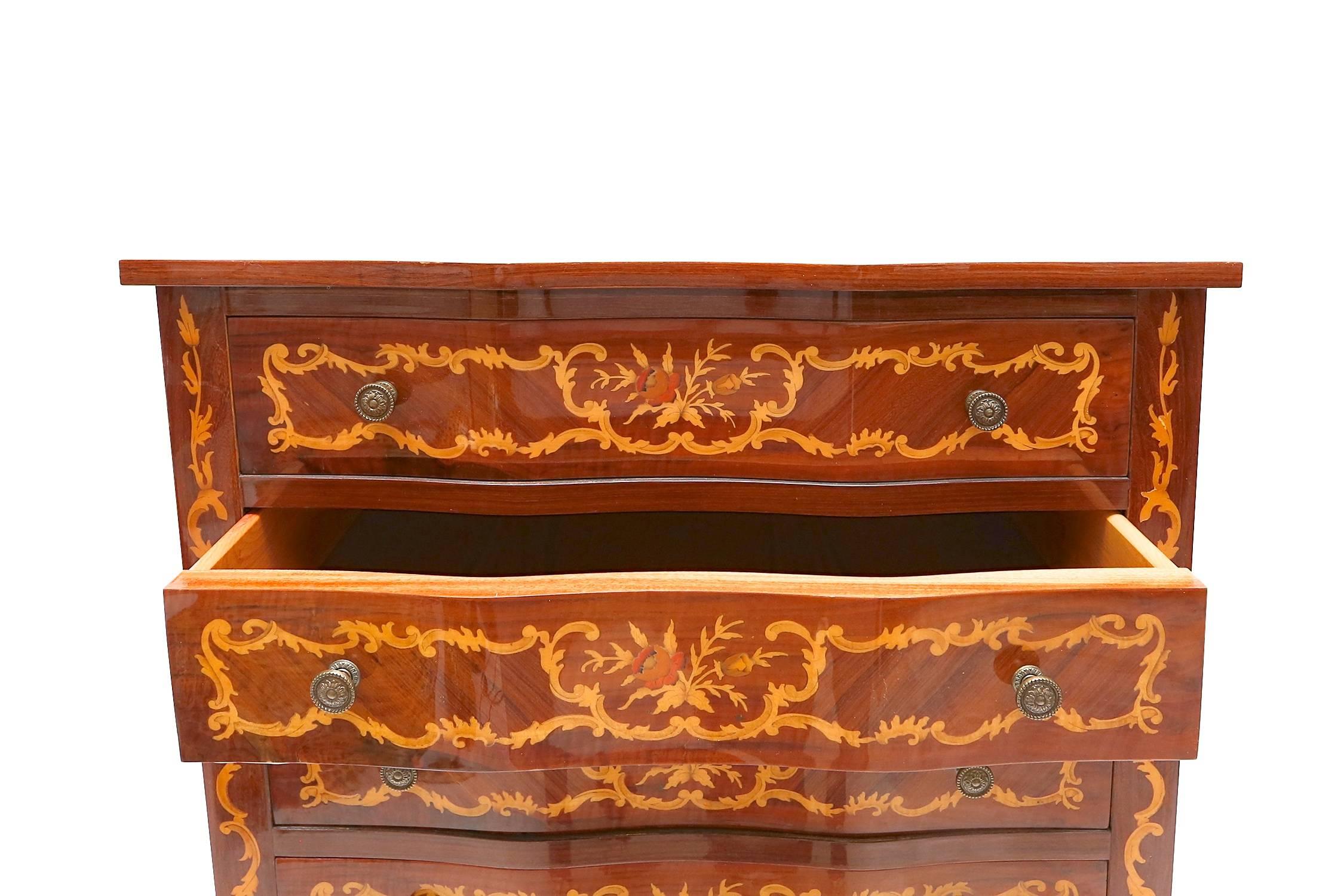 Decorative tall drawer chest Regency Louis XV style.
Leaf scroll, floral inlay
comprising of seven drawers,
French, third quarter of the 20th century.
Measures: H 144 cm, D 42 cm, W 78 cm.