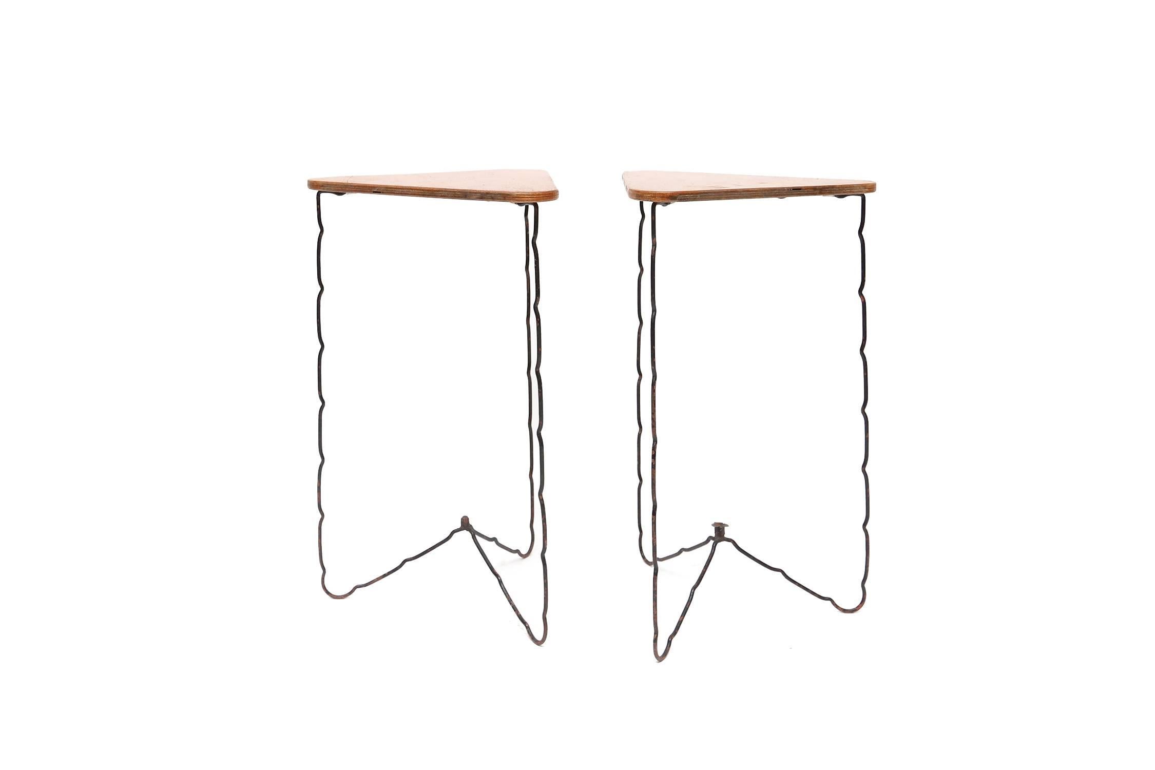 Vintage Mid-Century Modern pair of side tables
triangular multiplex seating
black metal frame.
France, 1950s.
Measures: H 51 cm Ø 33 cm.
    
   