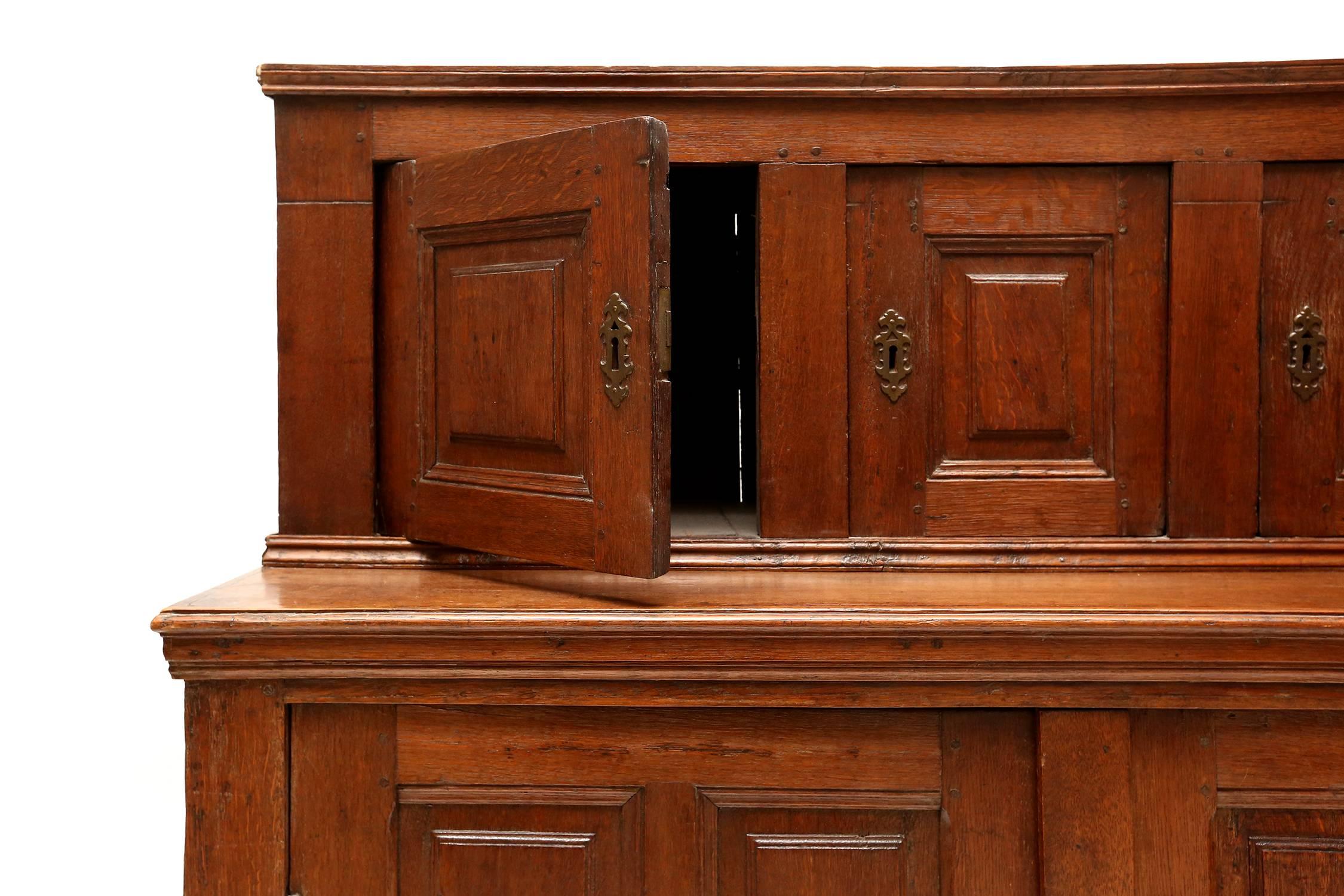 Antique 18th Century dresser In Good Condition For Sale In Antwerp, BE