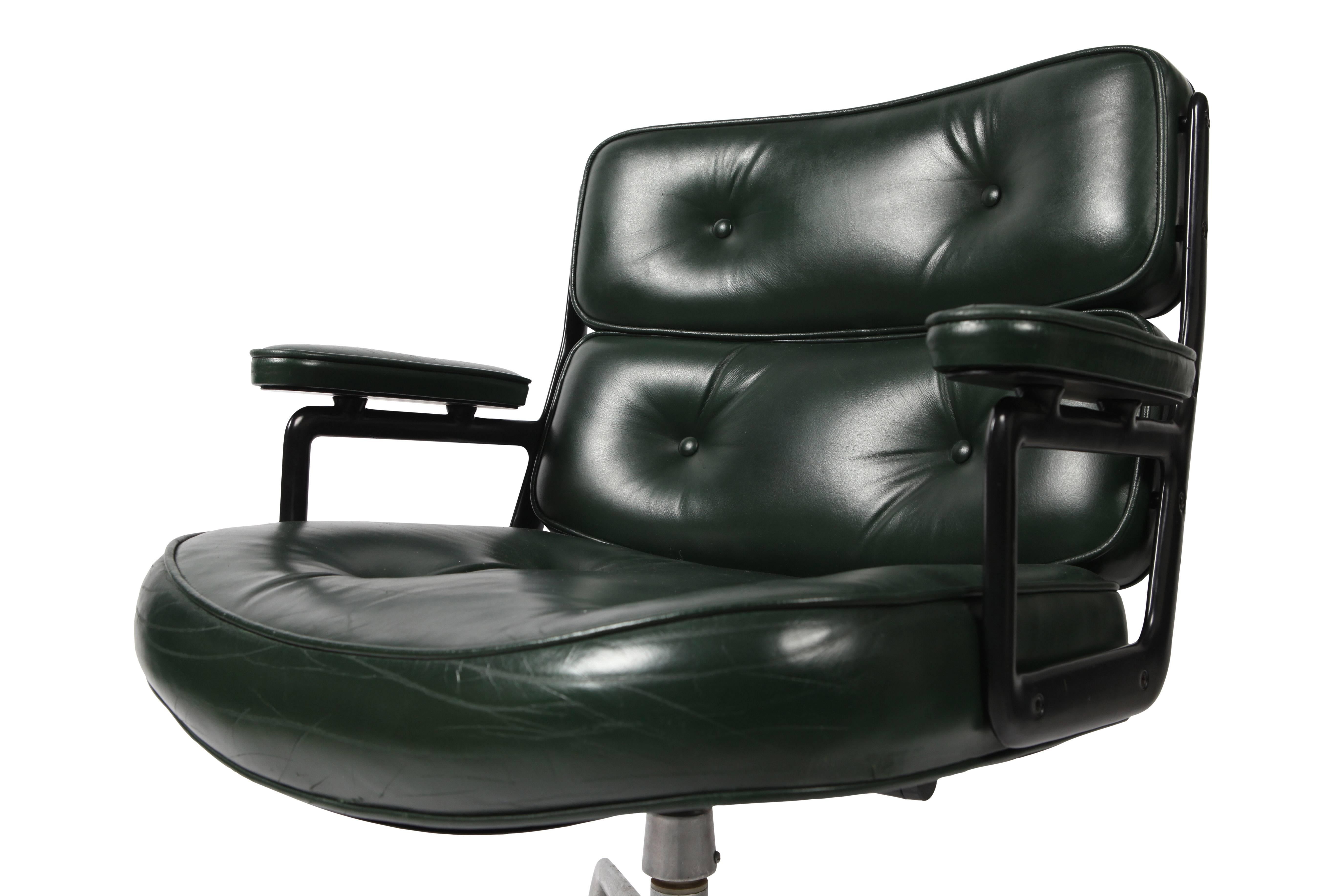 Pair of Eames ES 106 Green Leather Desk Chair In Excellent Condition In Antwerp, BE