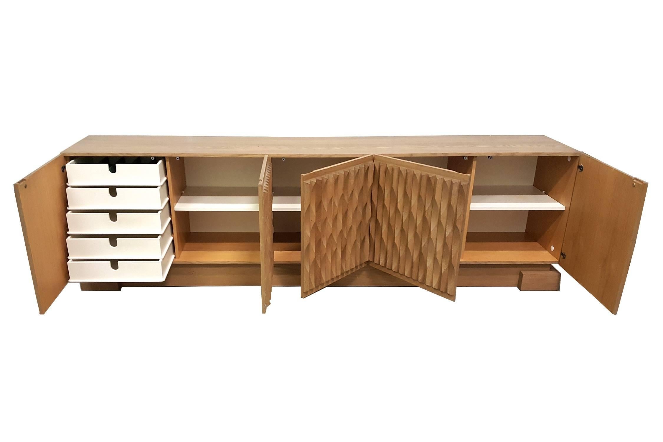 This five-door geometric sideboard is the best in its kind,
continuous wavy patterns on the door panels.
Brutalist and natural rawness.
Continental European, 1970s.
Measures: L 260 cm, H 75 cm, D 47 cm.