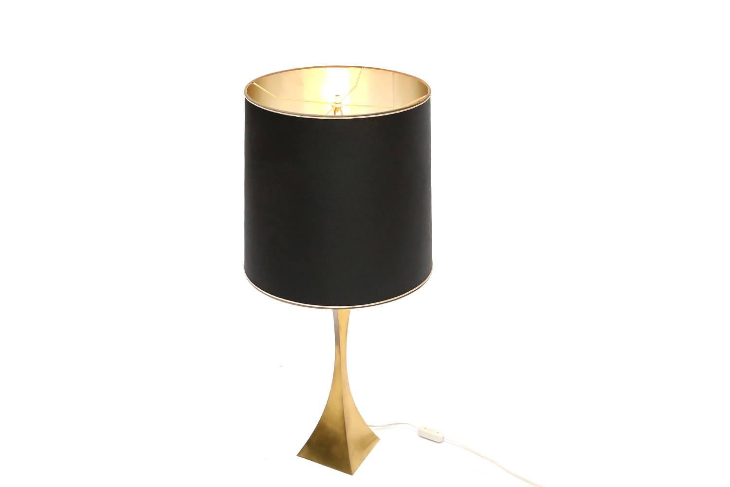 Hollywood Regency brass table lamp by Romeo Rega, Italy, 1970s.
Measures: H 80 cm Ø 40 cm.
Design wise there is a very interesting twist or bend in the brass base of the lamp.
Would fit well in an eclectic glam interior inspired by the likes of