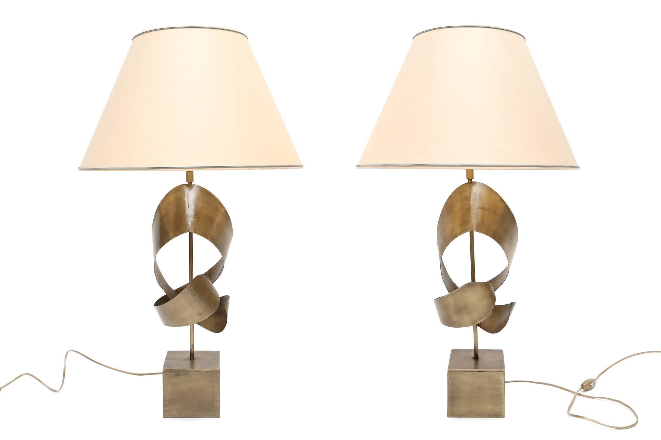 Pair of 1970s sculptural brass table lamps 
original white linen shades.
European, France.
Measures: H 80 cm Ø 40 cm.