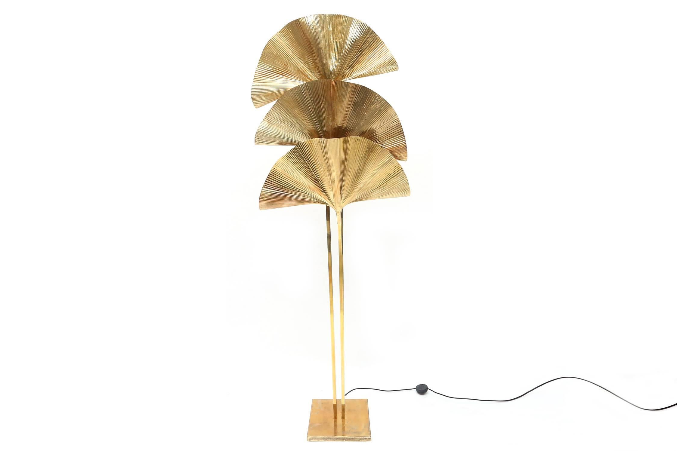 Spectacular Gingko leaf floor lamp, completely in brass.

Tommaso Barbi. Italy, 1970s.

Measures: H 190 cm W 70 cm D 30 cm.