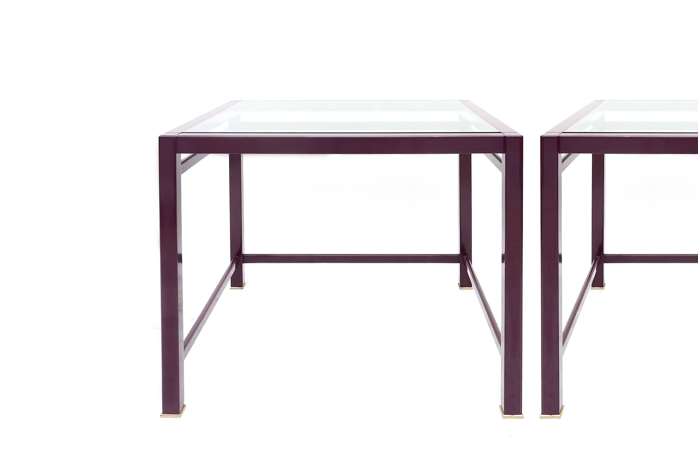 Pareja de mesas auxiliares postmodernas de color morado y latón Italiano en venta