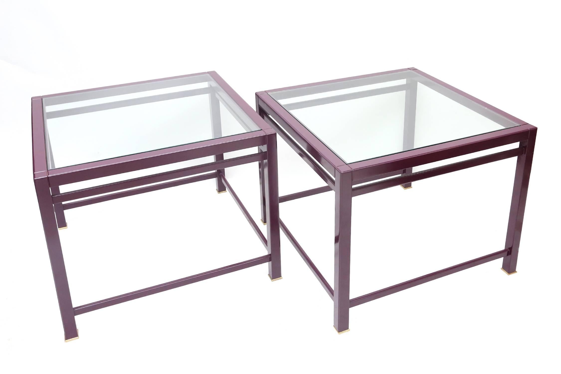 Laiton Paire de tables d'appoint post-modernes violettes et en laiton en vente