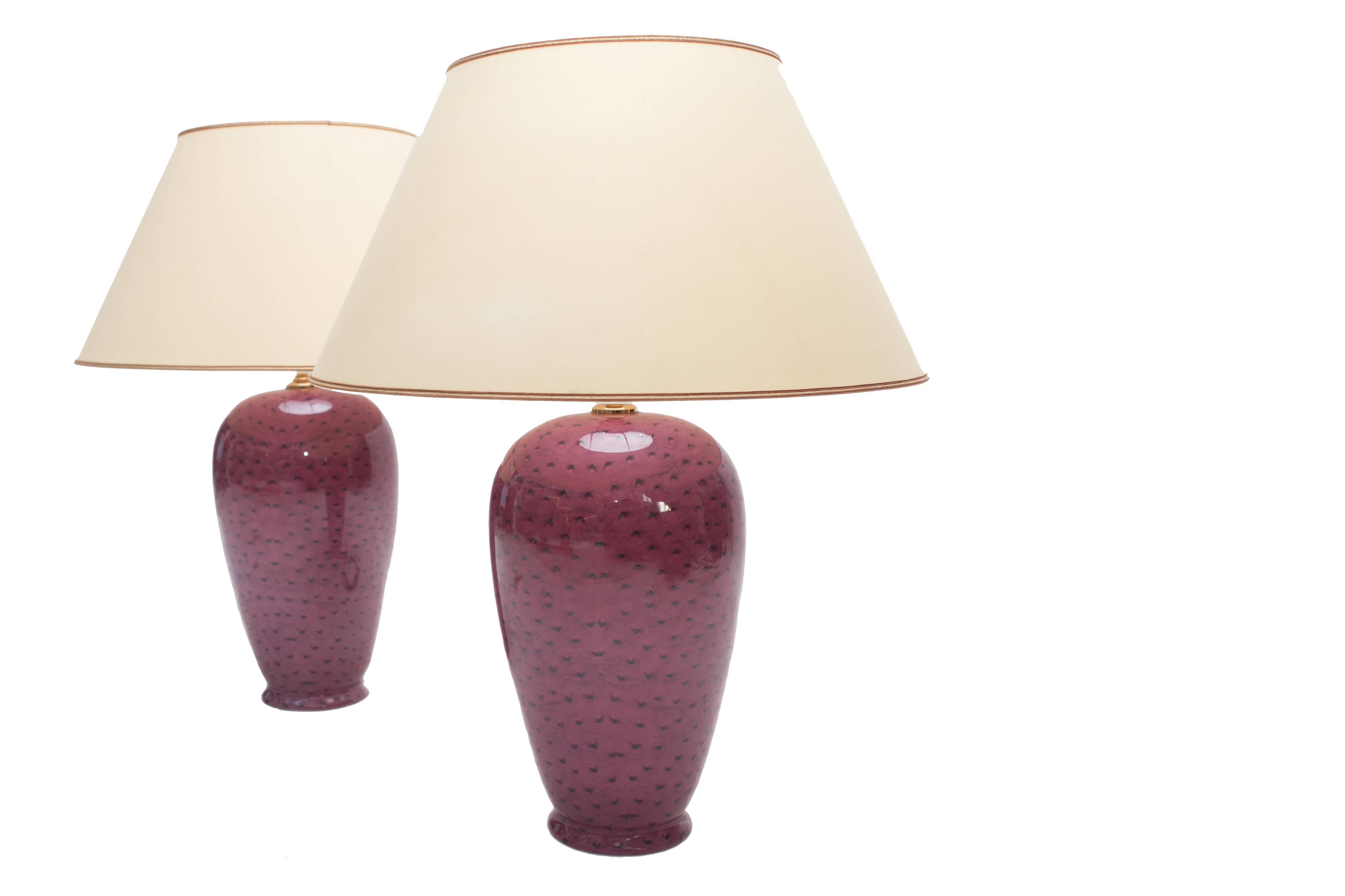 Cool 1980s purple colored table lamps.

Ostrich leather print with gold-plated details,

Italy, 1980.
Measures: 65 cm, H 75 cm.

 