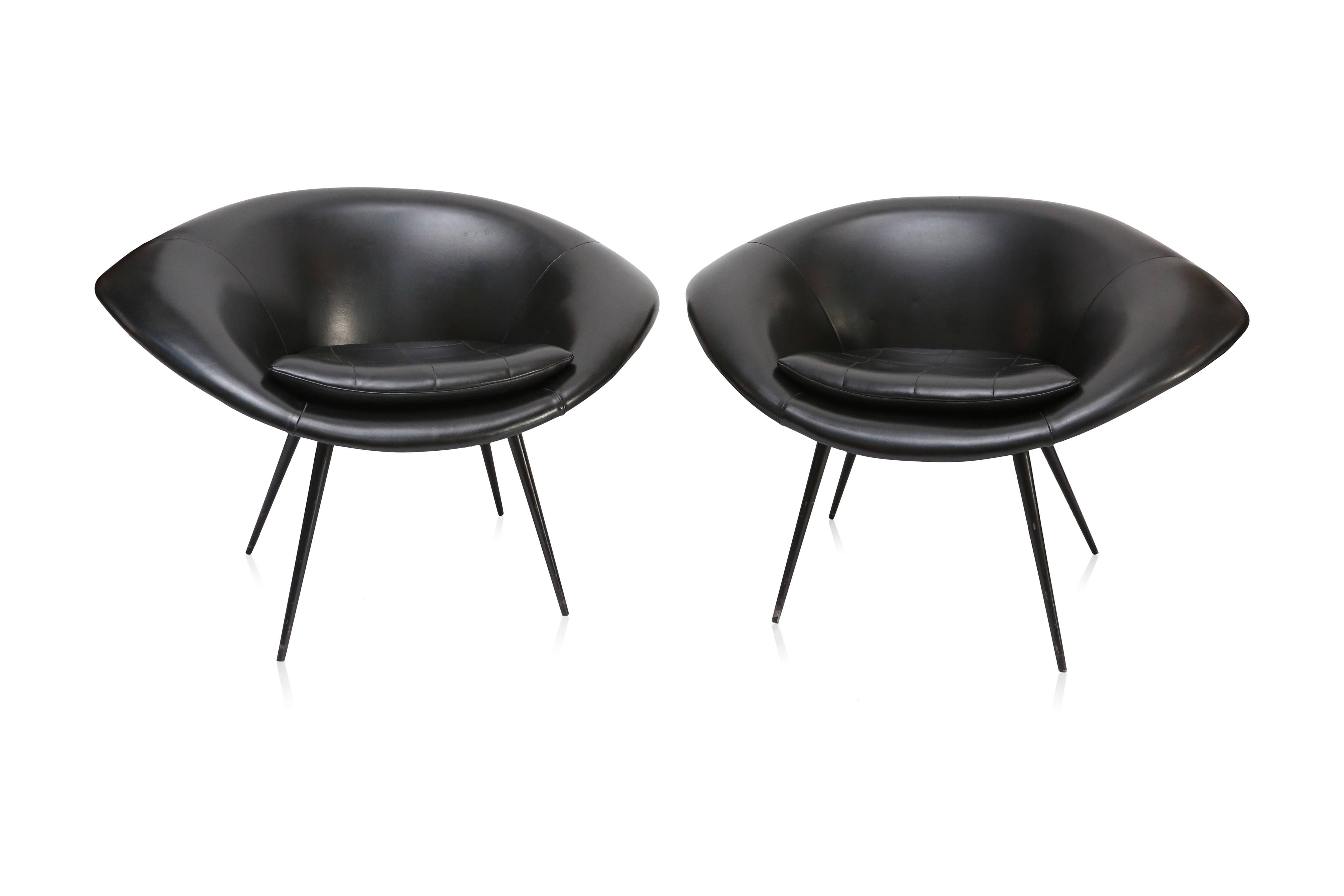Mid-century modern vintage Pierre Guariche Space Age Oyster Chairs In Good Condition In Antwerp, BE