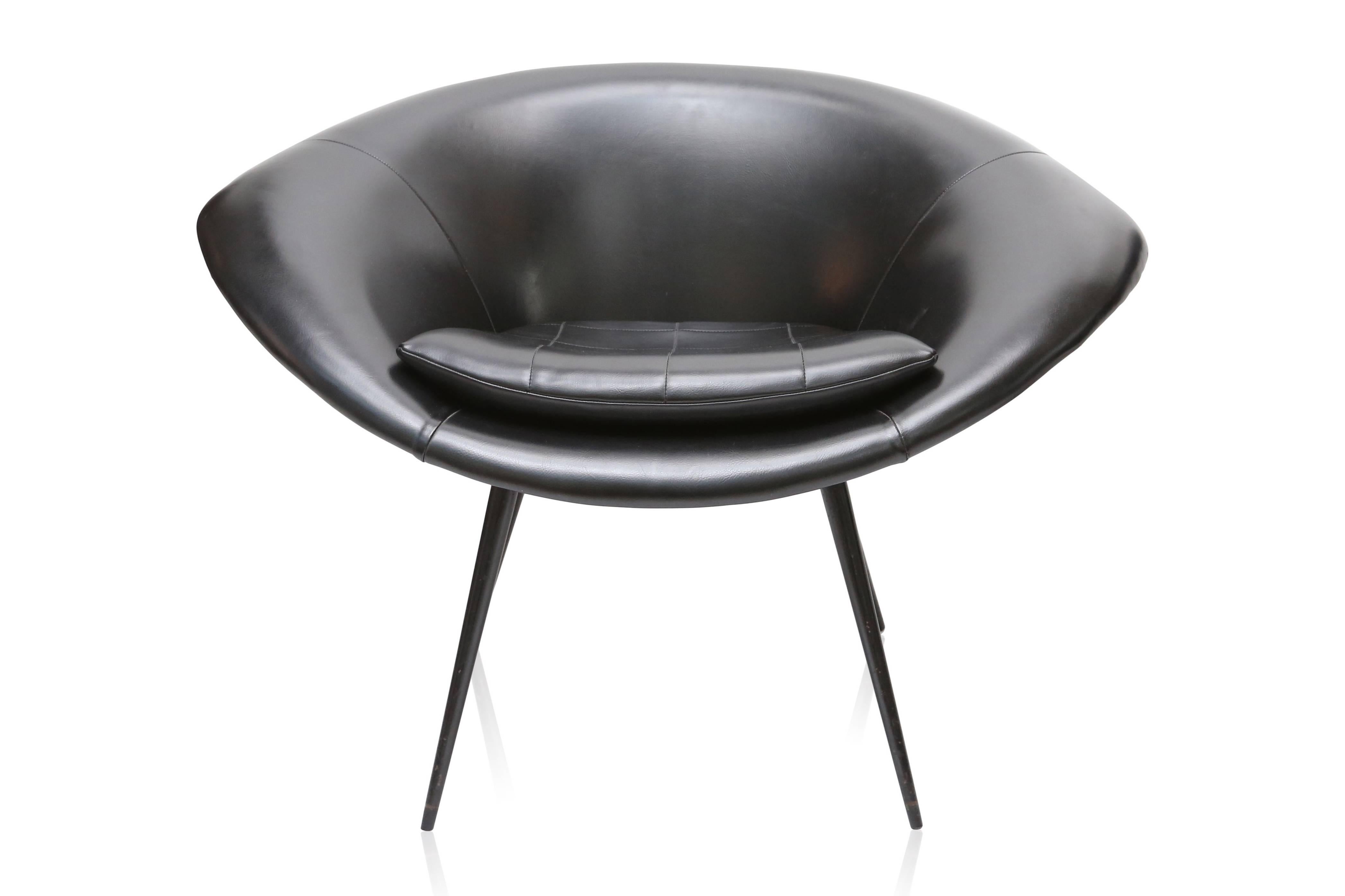Black vinyl Spage age armchairs.
Oyster shaped seating, black metal frame.

Attributed to Pierre Guariche.

France, Spage Age, 1960s.

Measures: H 70 cm x W 100 cm x D 50 cm.