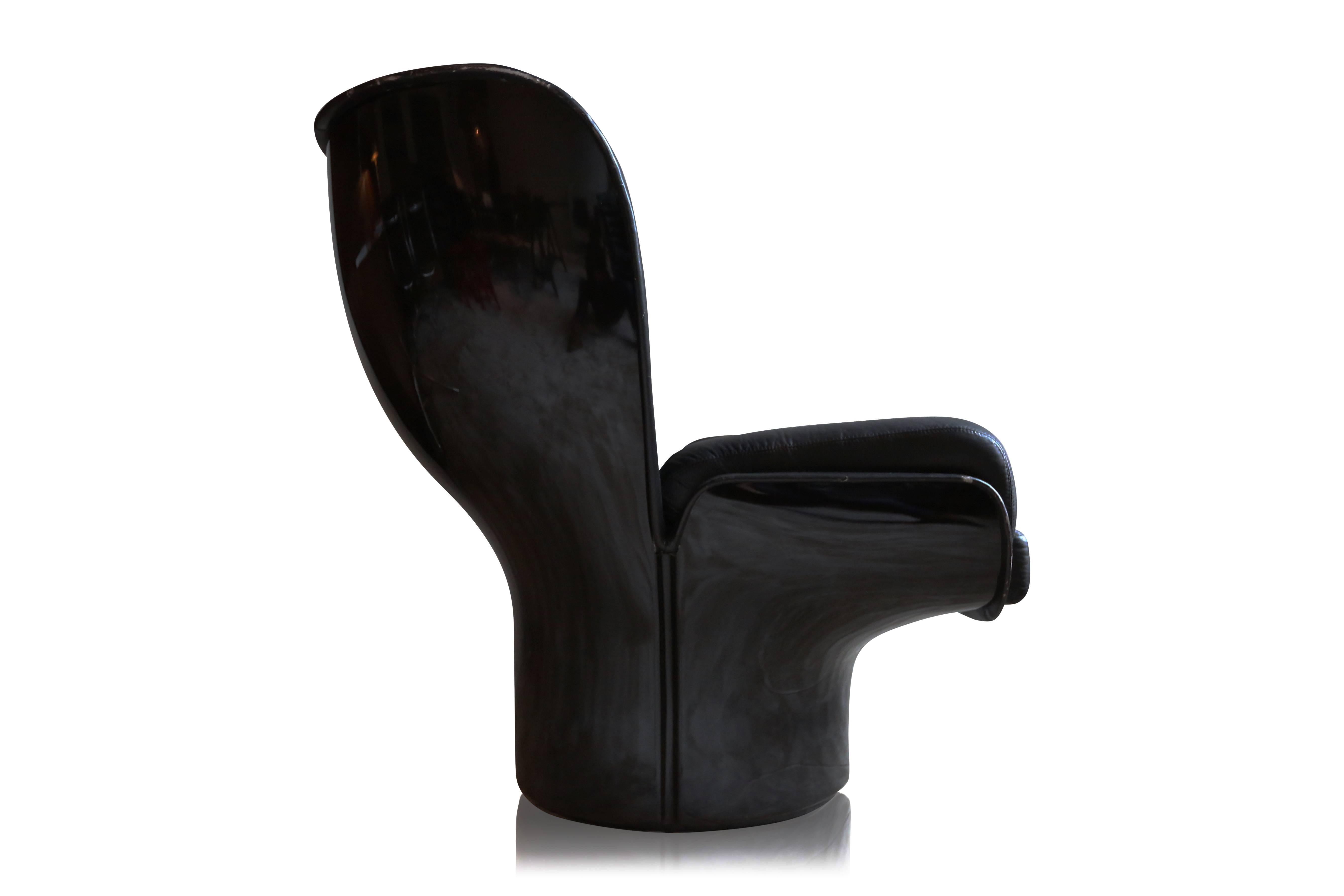Joe Colombo's iconic Elda lounge chair for comfort.
Fiberglass body in black lacquer with black leather seating.

Italy, 1963, original state.

Measures:H 92 cm x W 100 cm x D 100 cm

We have a set of three available.
  
