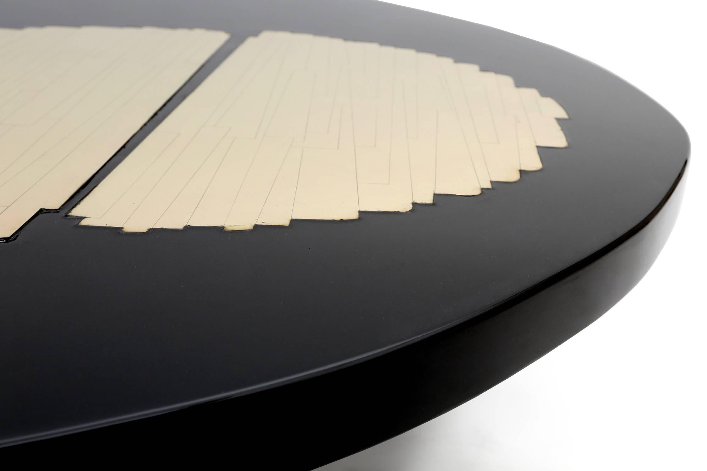 Black lacquered anamorphic round coffee table
Brass art inlay signed Group Z (co-op with Roger Vanhevel and artists like Matthias, Chale and Dresse)

Belgium, 1970s.

The lacquer is in stunning condition, a true high-end piece.

Measures: L