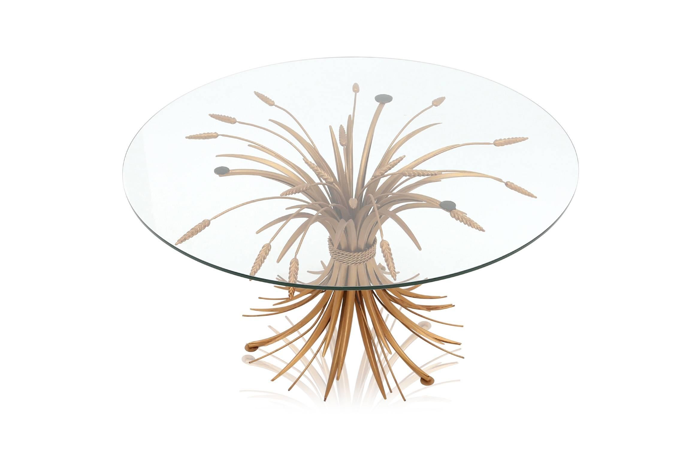 Brass wheat sheaf cocktail table.

Coco chanel had a similar table in her living room.

France, 1960s, Mid-Century Hollywood Regency.

Ø 90 cm H 40 cm.