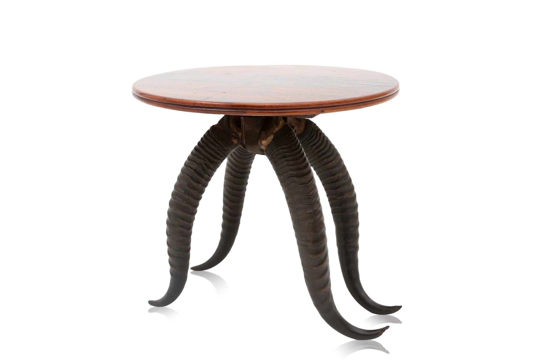 Chique and unusual side table.
Horned with rosewood top.

Italy, 1940s.

Measures: Ø 34 cm H 31 cm.