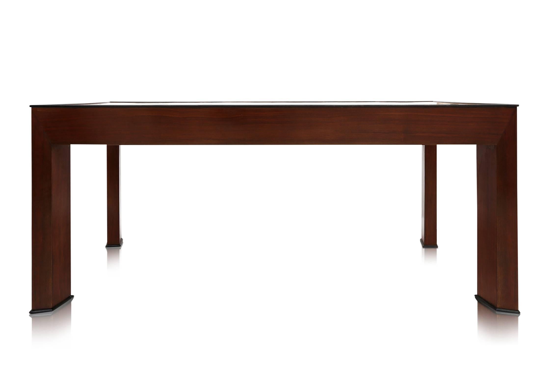 Italian Art Deco dining table.

Highly unusual concave ends of the table with surprising lines all round in a very cohesive way. The legs have a trompe l'oeil effect, looking wide from one angle and slim from the other.

In mahogany, beech and