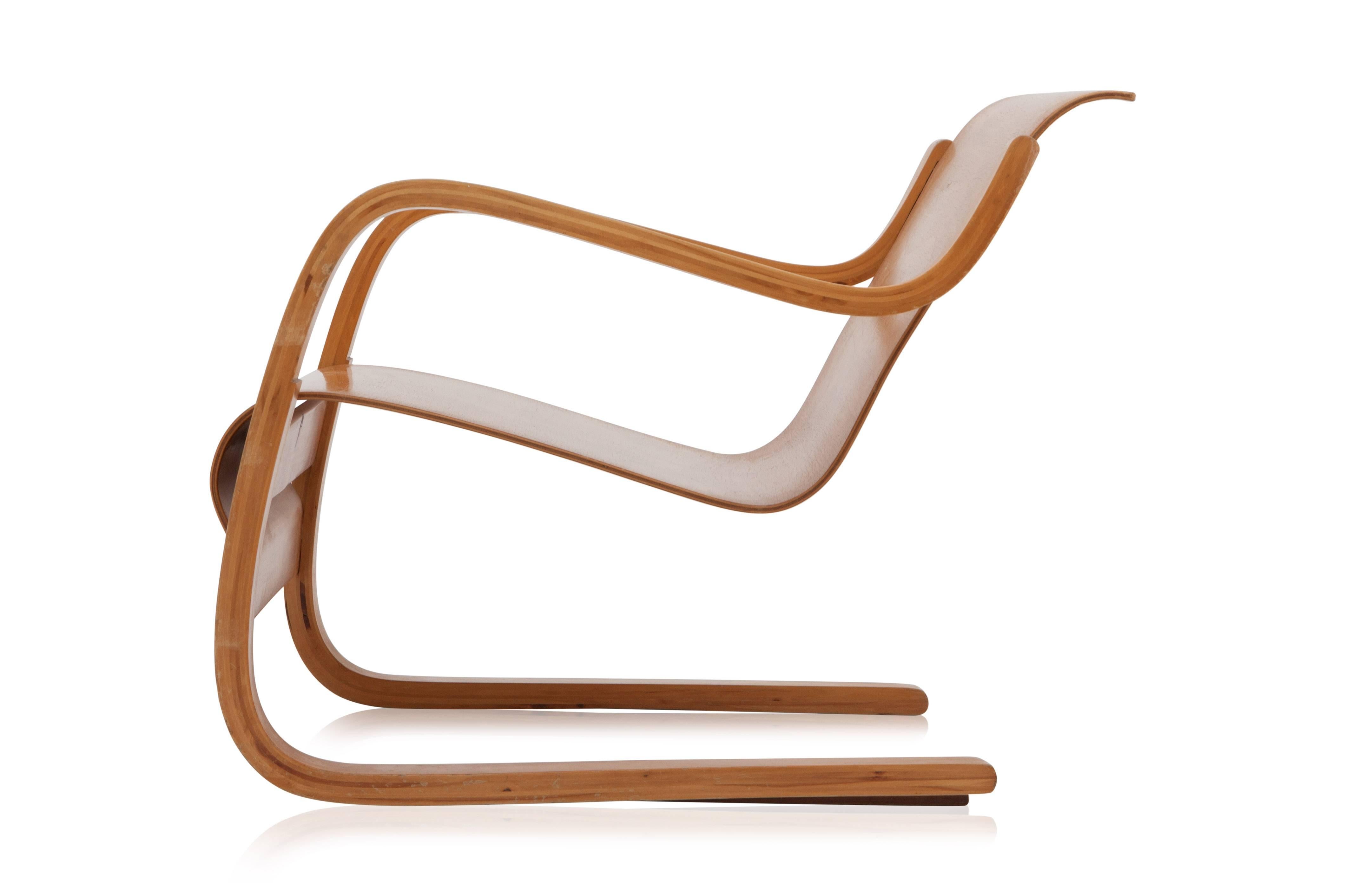 Alvar Aalto cantilever chair model n° 31.
Laminated beech frame.
Designed for the Paimio Sanatorium, Finland, 1932.
Measures: D 65 cm x W 60 cm x H 63 cm.
