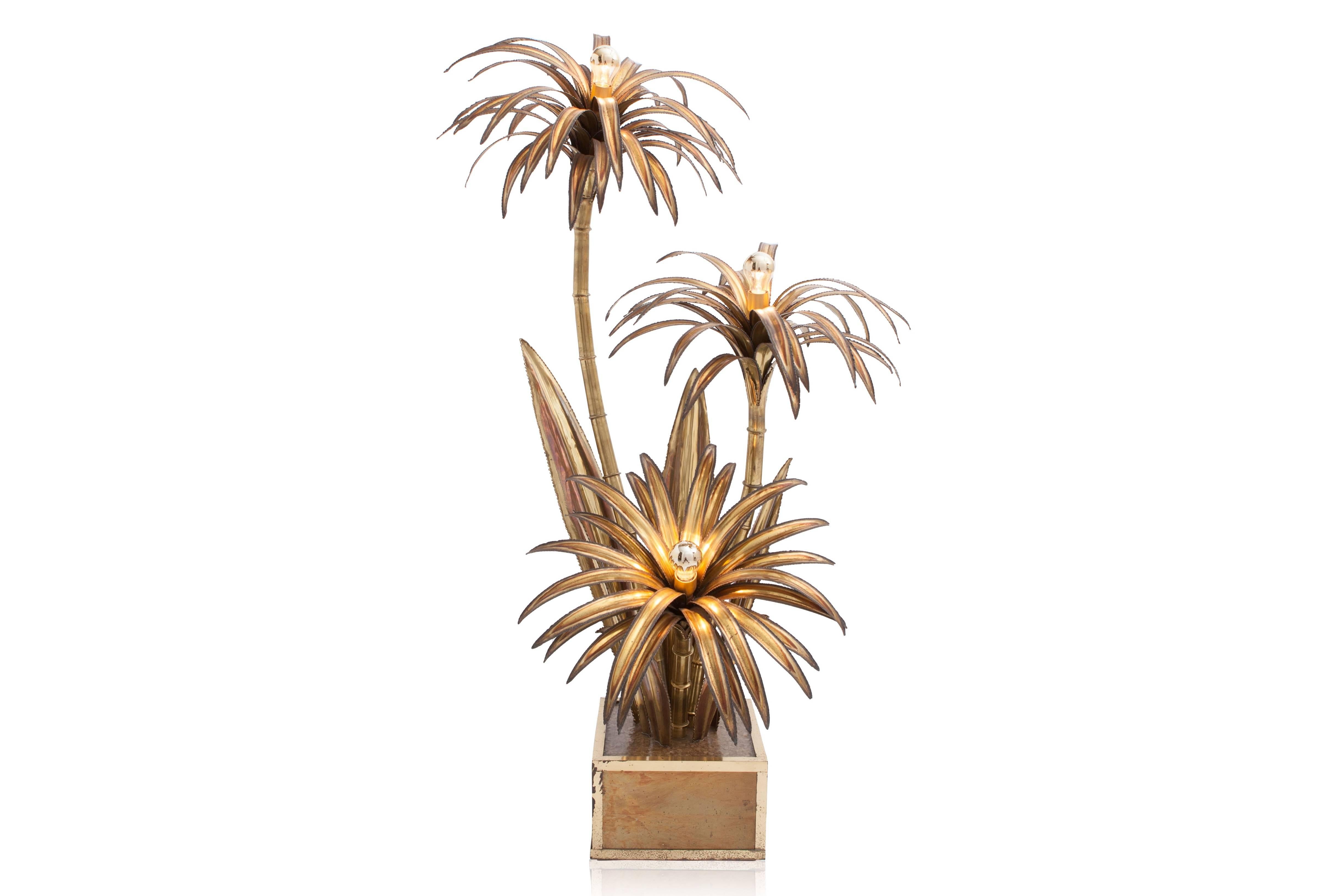 Brass triple stem palm tree floor lamp.
Maison Jansen, France, 1970s.
Hollywood Regency Glam, handmade.
Measures: H 175 cm, W 100 cm, D 90 cm.