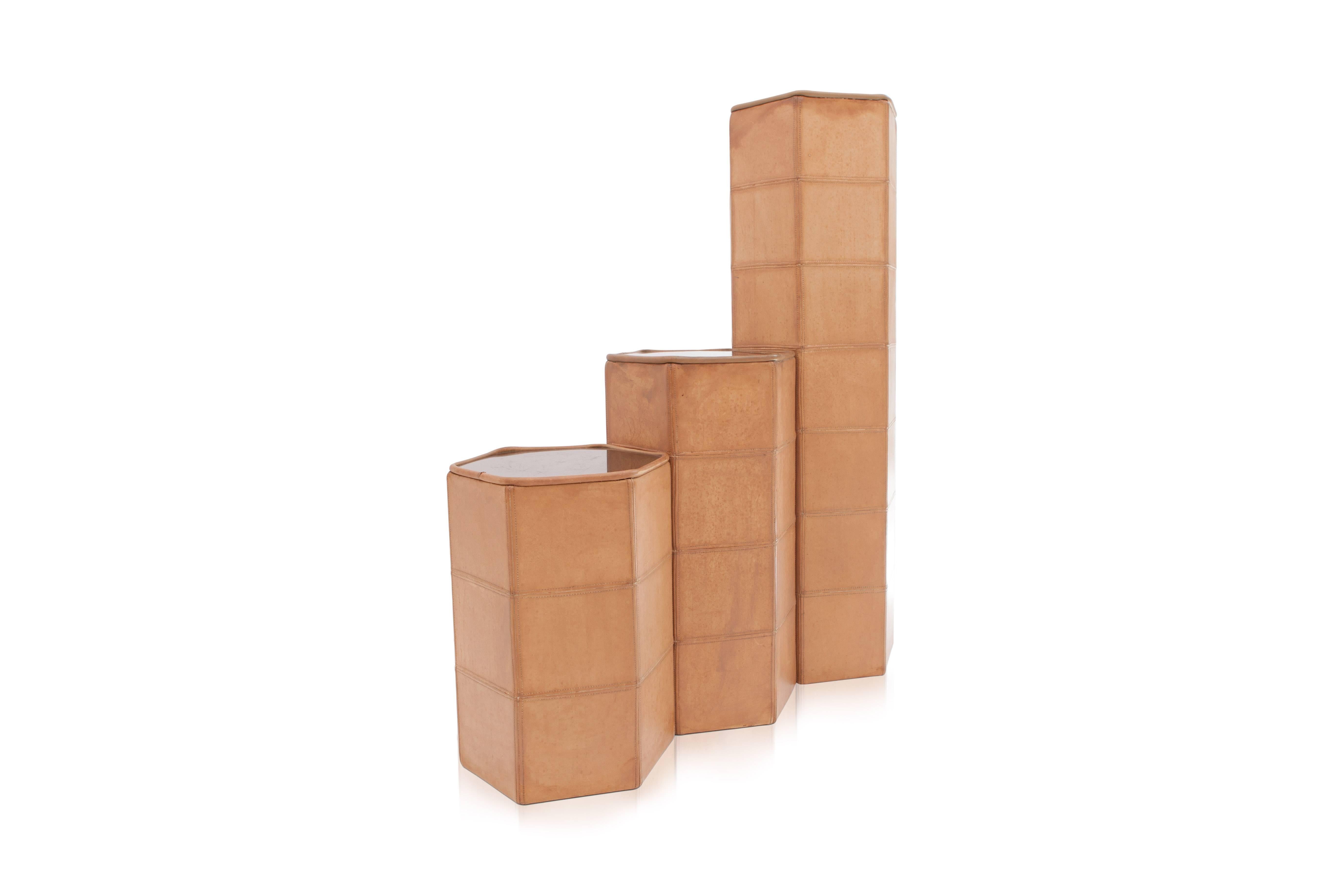 De Sede patchwork leather columns.
Set consisting of three columns in various heights.
Mirrored tops.
Switzerland, 1970s.
Measures: D 30 cm x W 33 cm x H 46-61-107 cm.