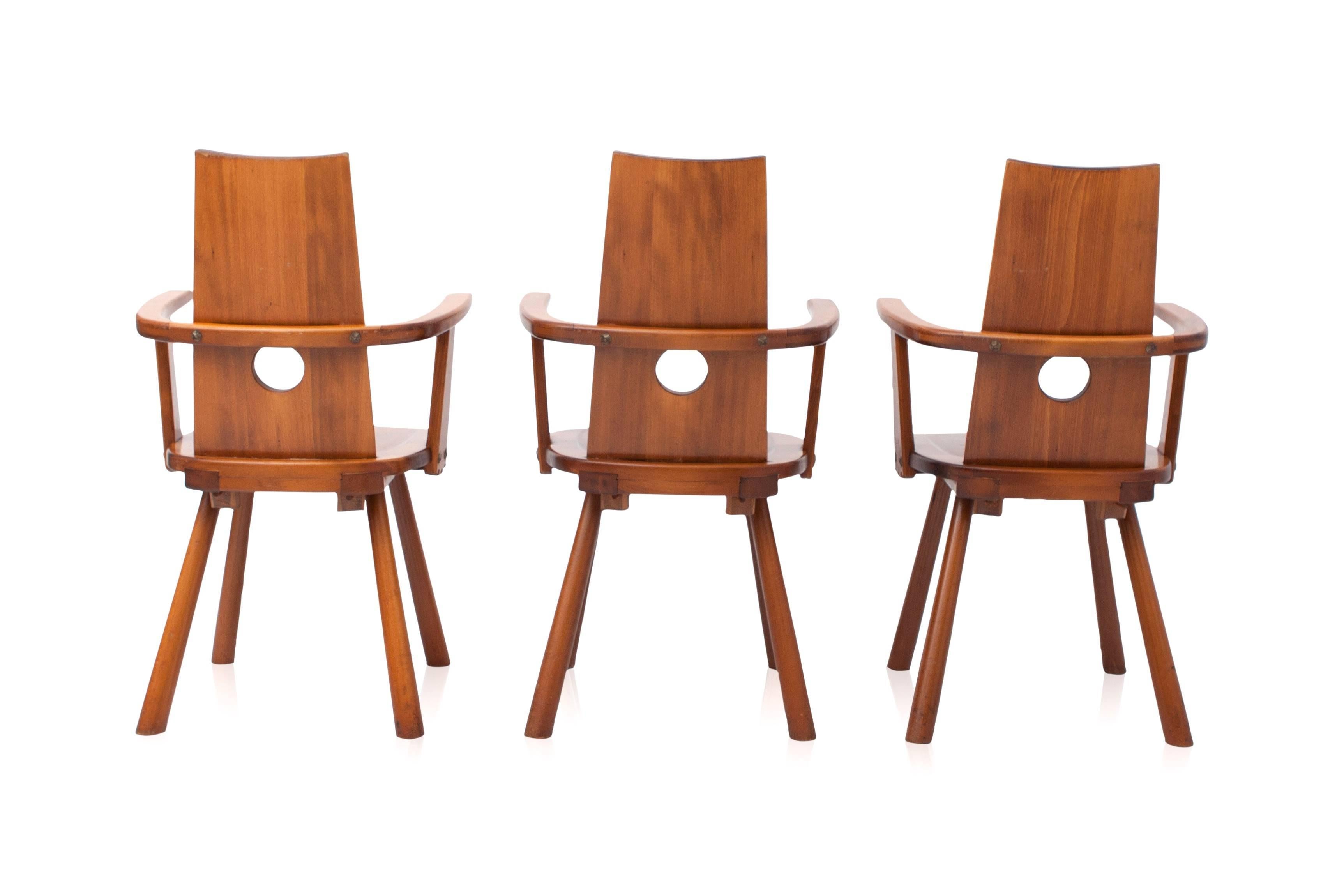 Vintage mid-century modern wooden dining chairs with armrests.
Modernist Folk Art inspired.
Serrated backs with a hole inside.
Would fit well in a pierre chapo style inspired interior
H 93 cm W 56 cm D 55 cm.