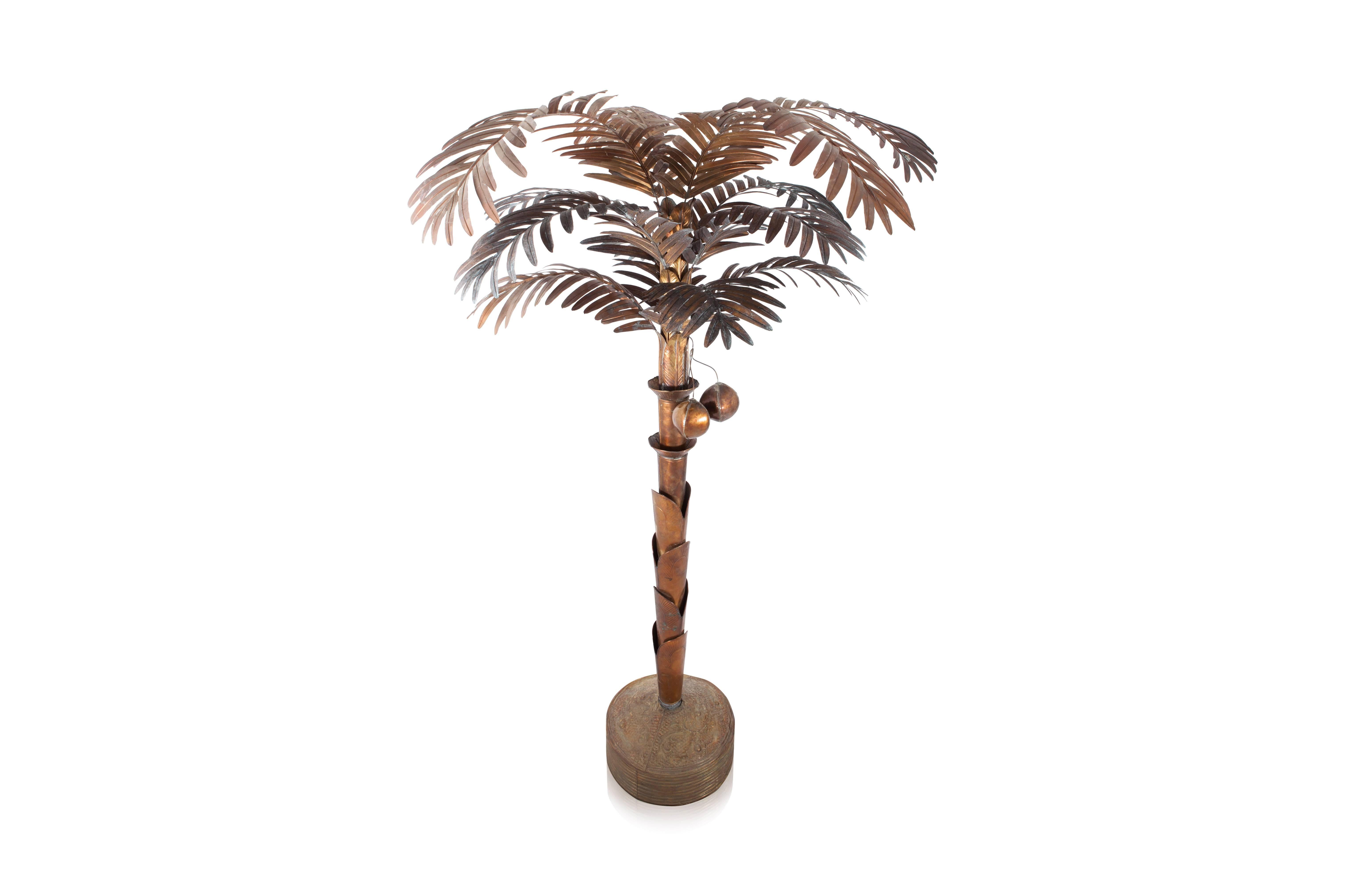 Super cool brass palm tree floor lamp.
Coconuts hide the lights.
Awesome patina.
1980s Continental Europe.
Old stock discovery.
Measures: H 210 cm, Ø 130 cm.