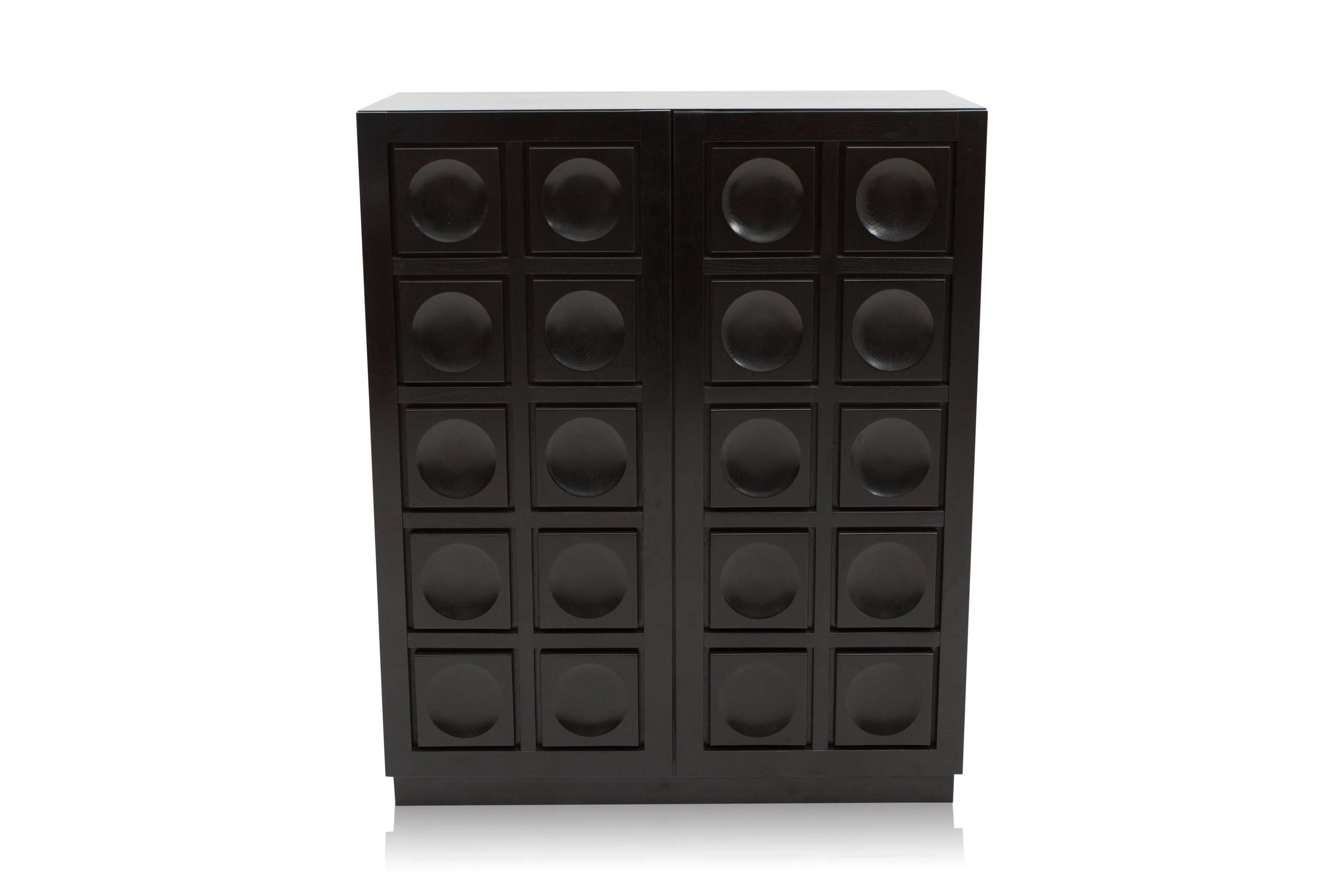 Black Brutalist bar cabinet
Two door buffet with graphical door panels.
In ebonized oak, dry bar with bottle holder.

Belgium, 1970s.

Measures: L 110 cm, H 134 cm, D 45 cm.