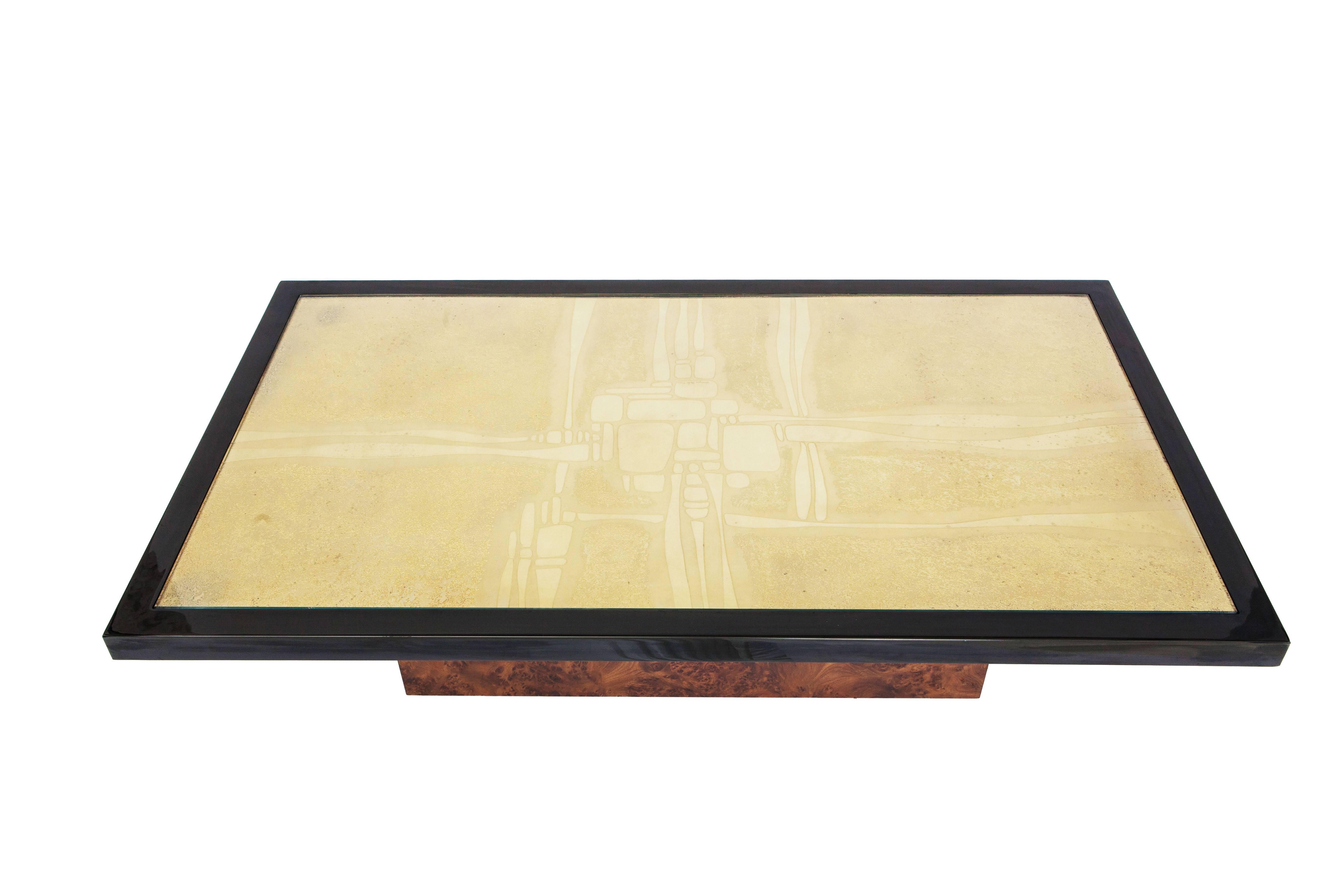 Hollywood Regency Brass etched rectangular coffee table.
Brass etched artwork signed and numbered, Maho 3/250.

Black lacquered frame on burl base.

Belgium, 1970s.

Measures: W 70 cm, D 125 cm, H 37 cm.

Would fit well in an eclectic interior