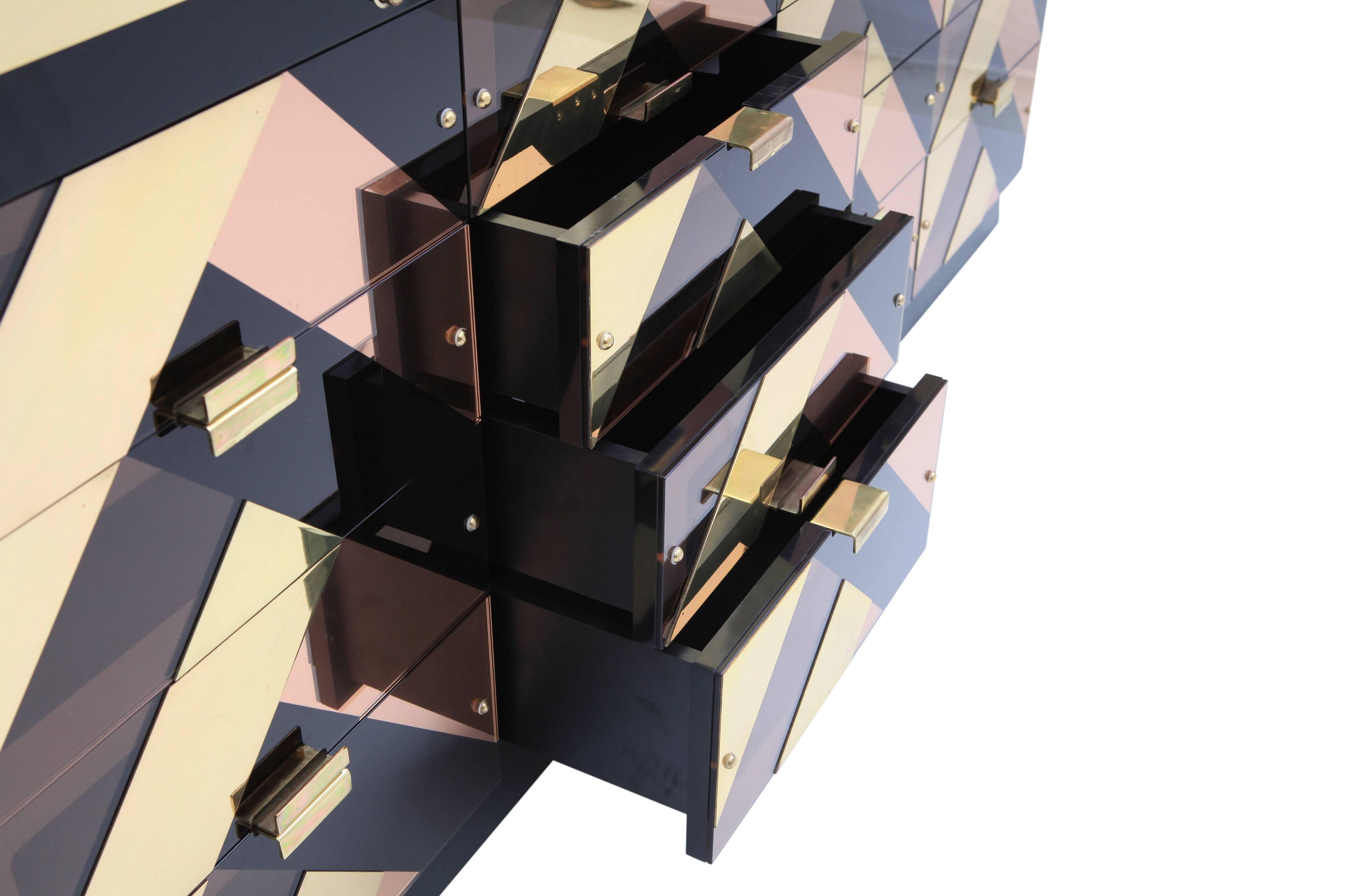 Cassettiera in perspex, ottone e vetro ialite di Victoria's Secret, USA, anni 2000

nello stile glam italiano di Willy Rizzo, Romeo Rega e Sandro Petti.
La credenza è montata su otto piedini regolabili
in modo da adattarsi facilmente a tutti i