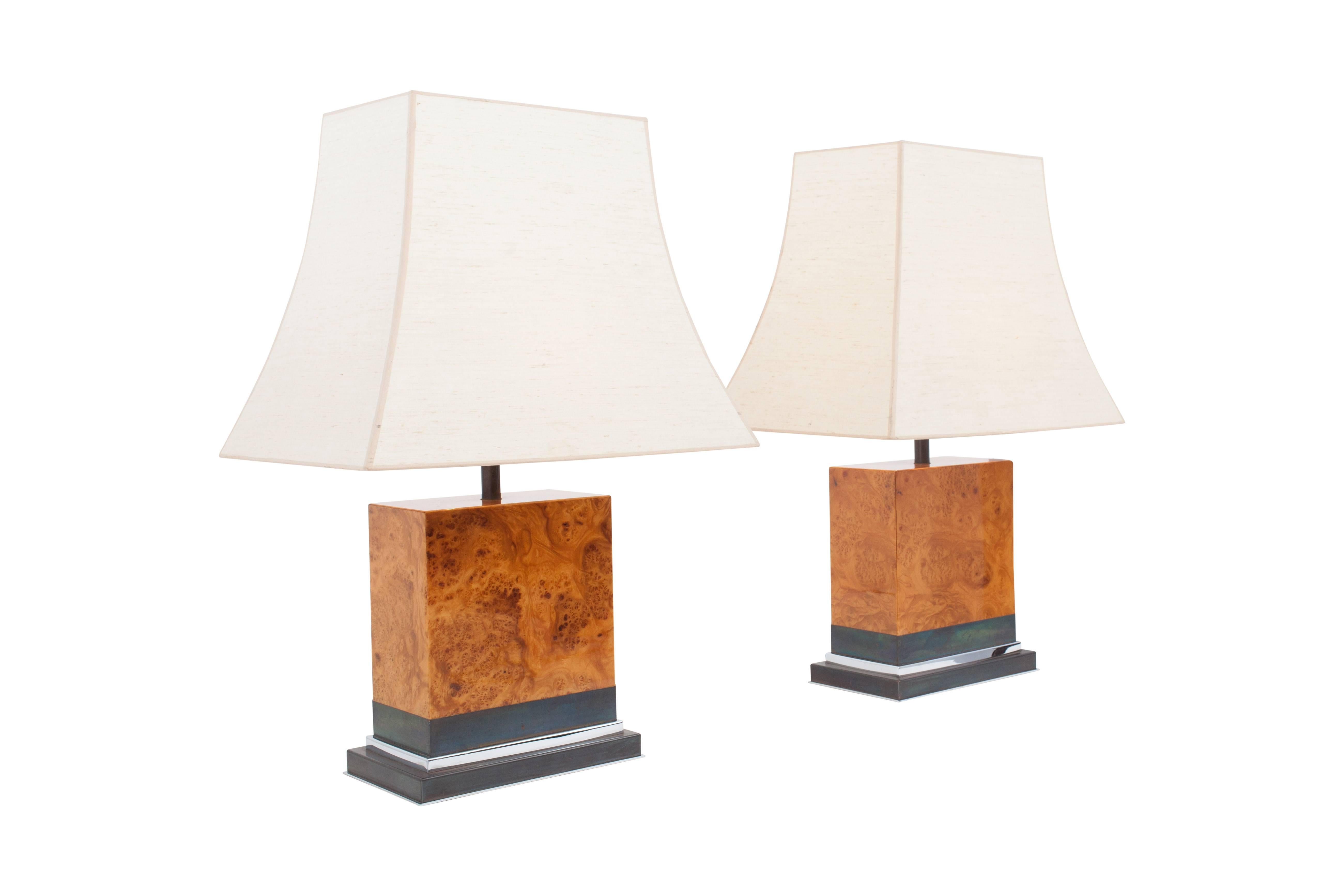 Mid-Century modern Pair of 1970s table lamps by French designer Jean Claude Mahey.
Marked on the bottom of the lamp
High gloss burl, copper and chrome with off-white linen shades

Measures: D 35 cm, W 50 cm, H 74 cm.